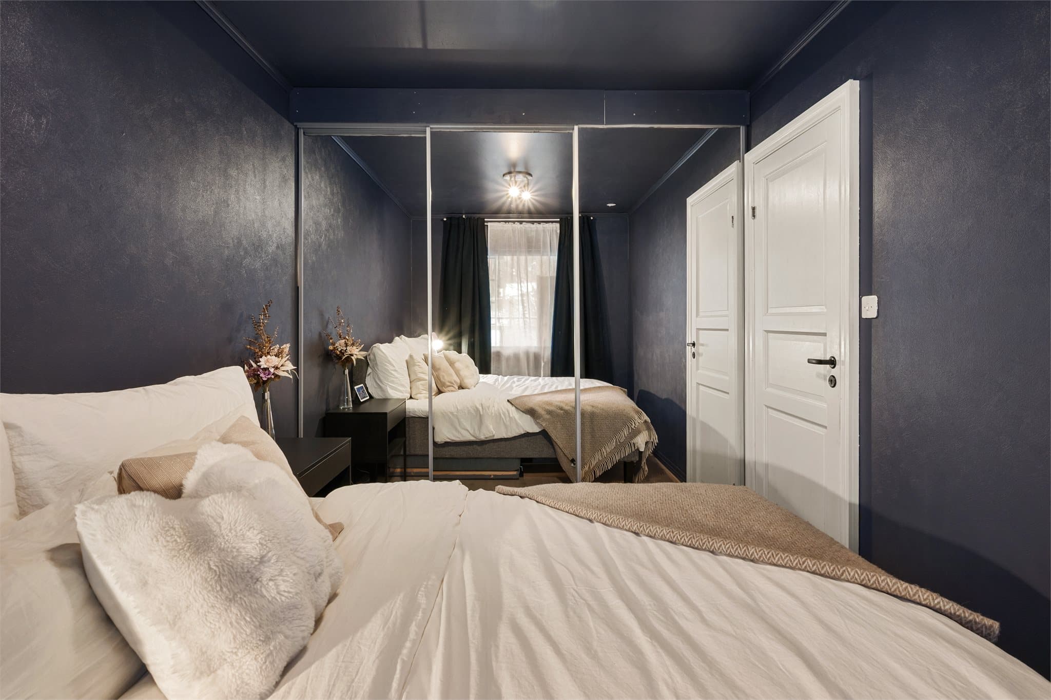 - Her har man god plass til dobbeltseng i ønsket størrelse og tilhørende møblement -