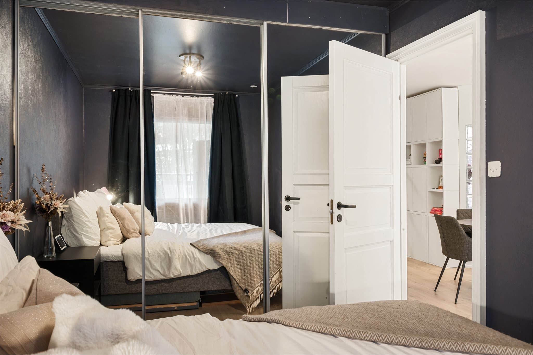 - Romslig skyvedørsgarderobe med god plass til oppbevaring -