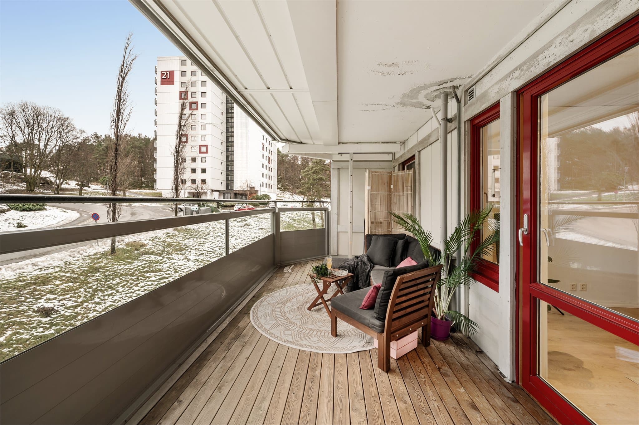 - Midtsommers kan gode solforhold nytes på balkongen som måler 14,4m² -