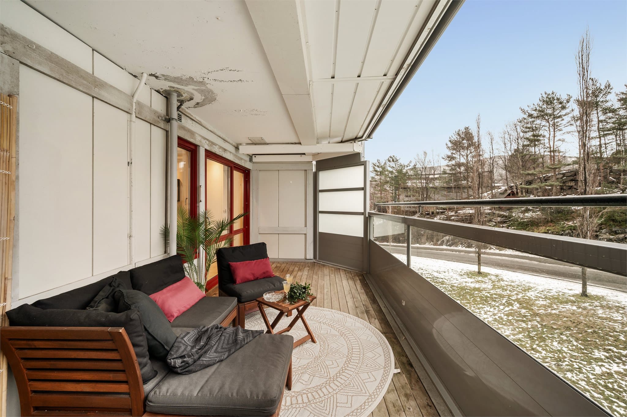 - Balkongen er overbygget og ligger i le, noe som gjør at den kan brukes store deler av året og blir som en forlengelse av stuen -