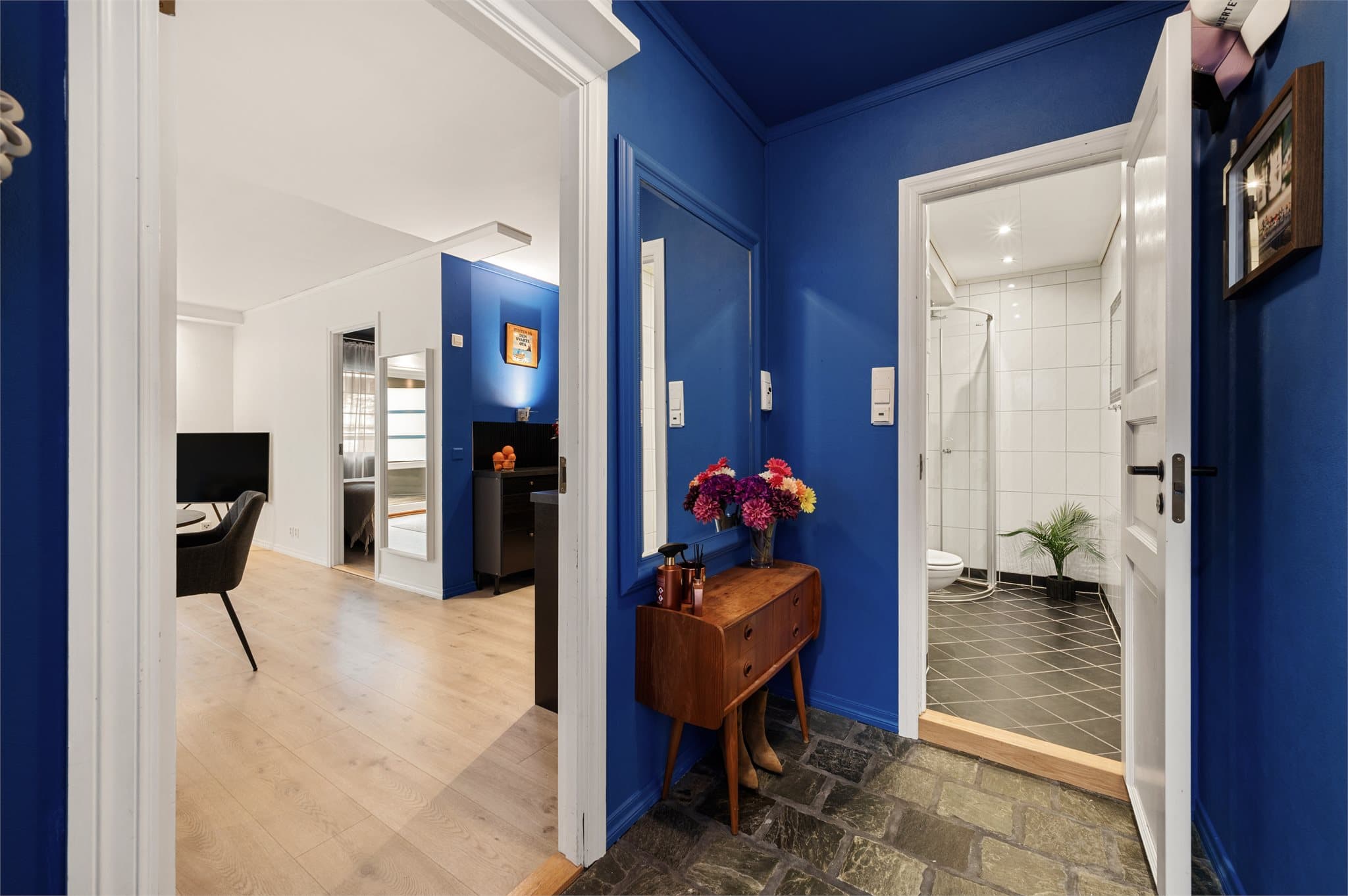 - Leiligheten inneholder et soverom, stue/kjøkken, bad, innvendig bod og entré + ekstern bod i kjeller -