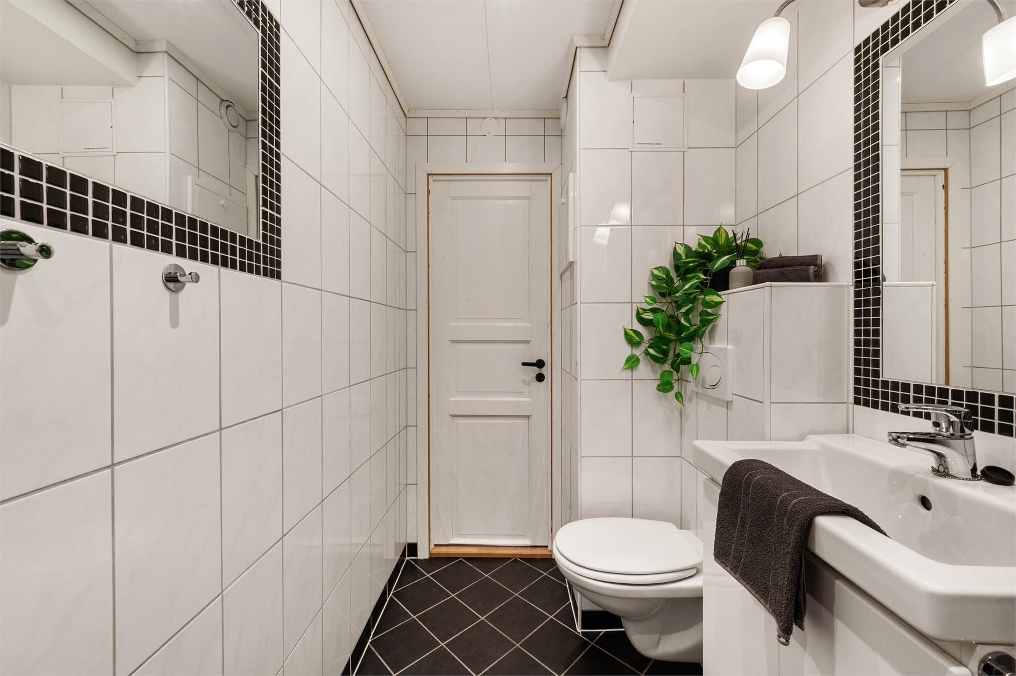 - Badet har behagelig varme i gulv og downlights i himling -