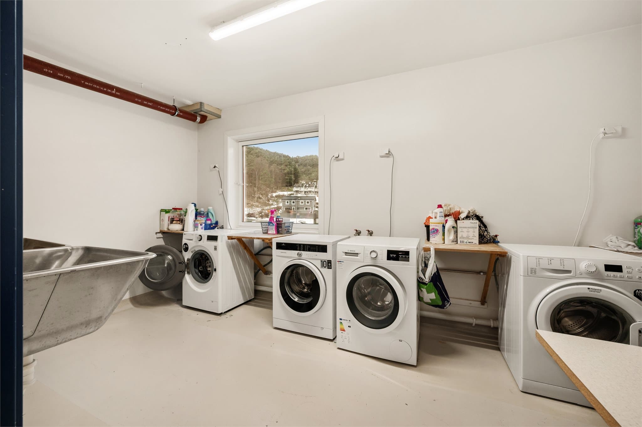 - Fint med separat vaskerom utenfor boligen. Her er det oppsett for egen vaskemaskin og tørketrommel -
