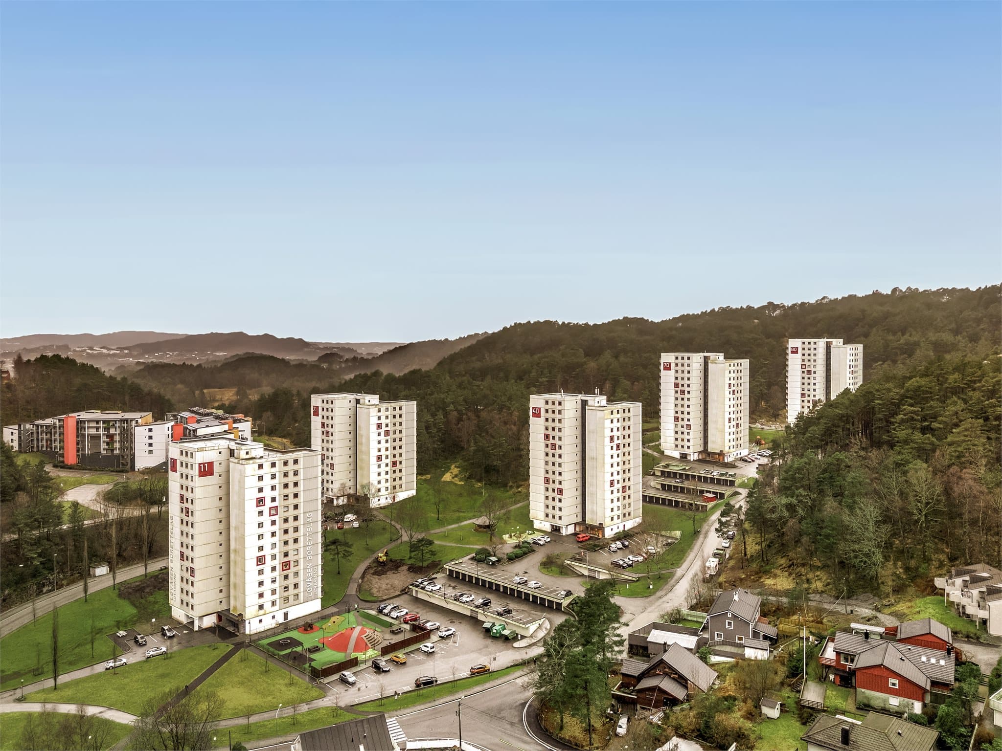 - Borettslagets tomt er pent opparbeidet med grøntareal, lekeplass, parkeringsplass og garasjer -