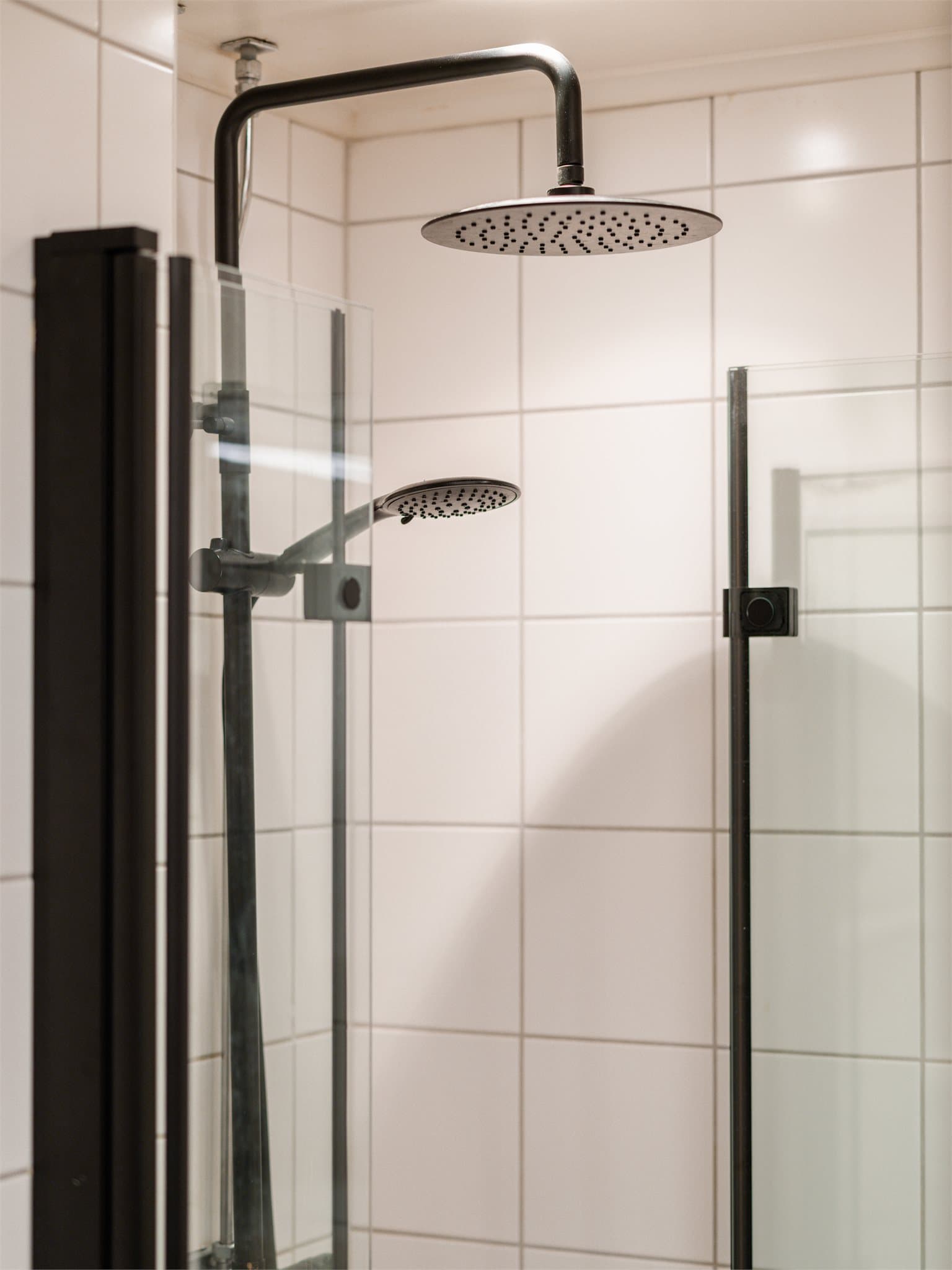 Dusjhjørnet har innfellbare dører som frigjør gulvplass når det ikke er i bruk.