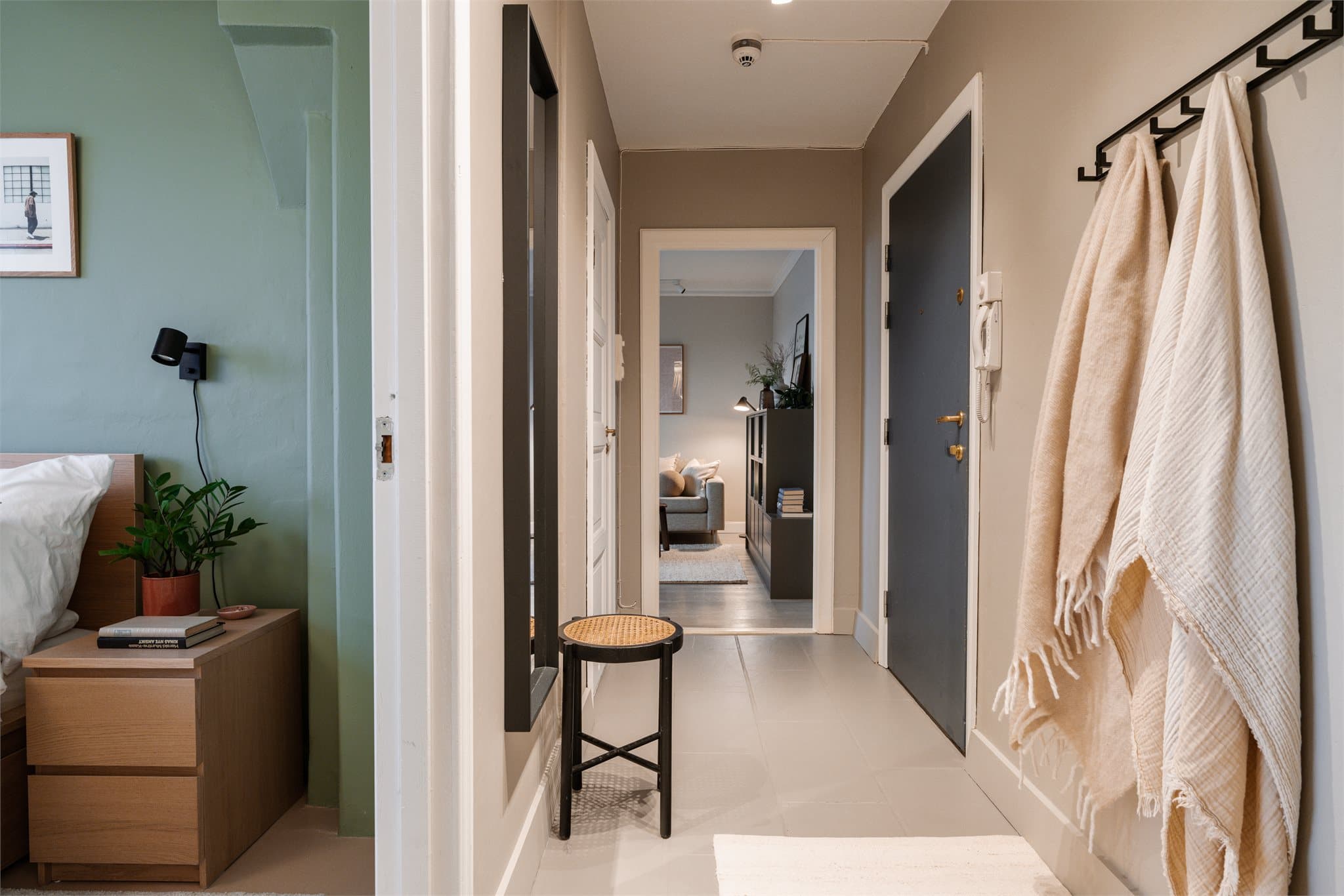 Fra entreen er det direkte tilgang til leilighetens øvrige rom.