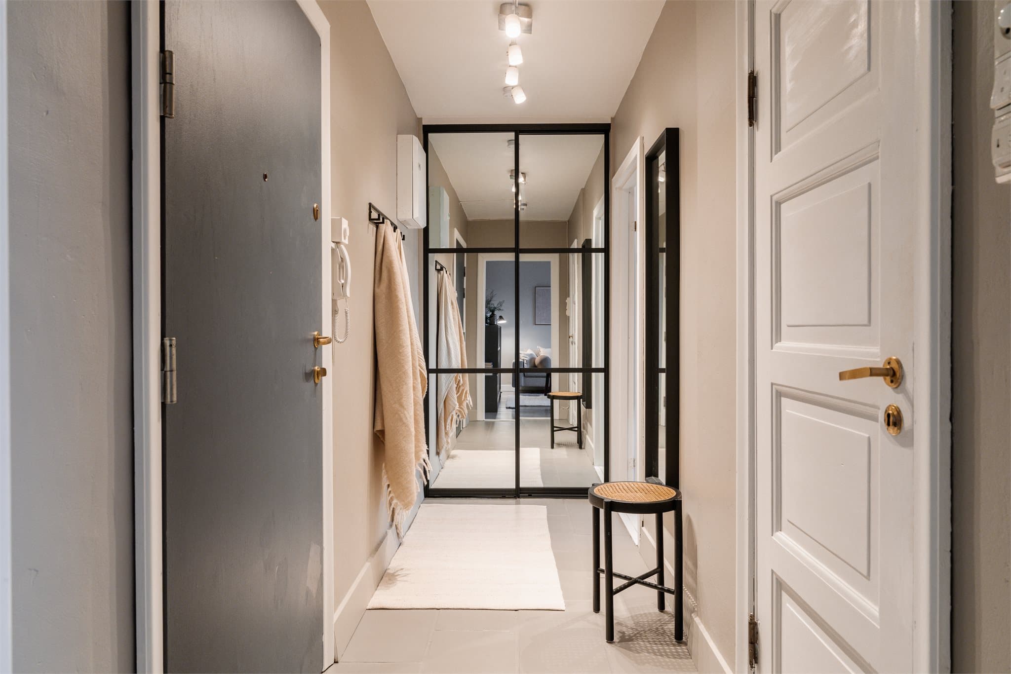 Inngangspartiet gir et godt førsteinntrykk og har en nyere, plassbygd skyvedørsgarderobe.