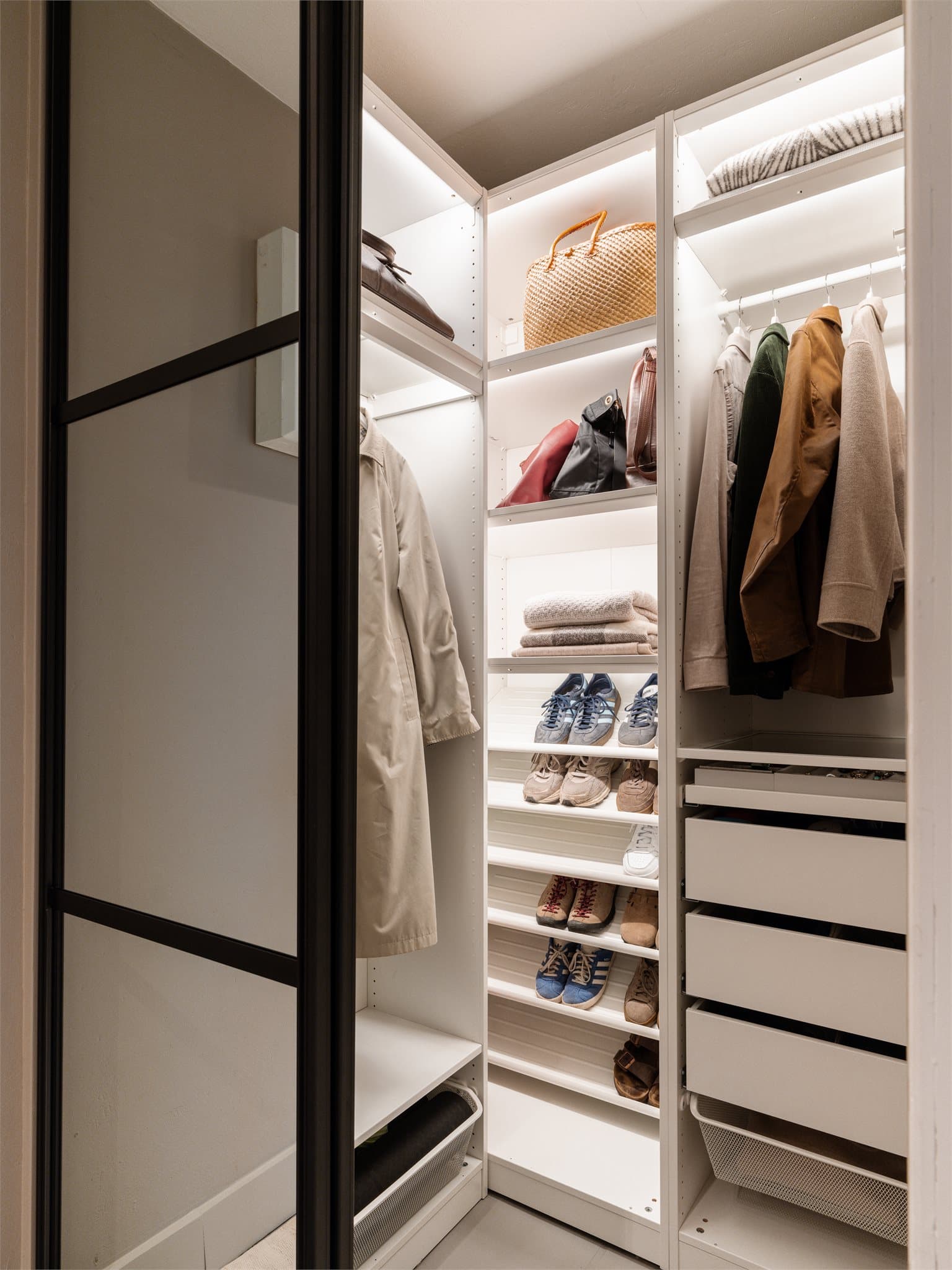 Garderoben har en praktisk innredning med god plass til både klær og sko.