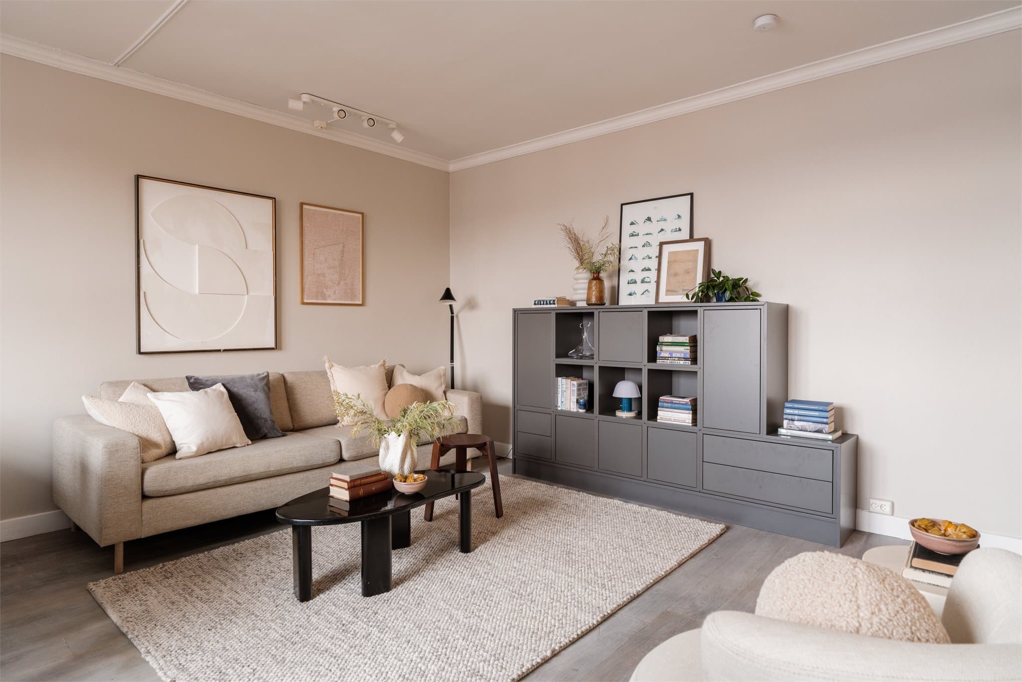 Stuen er enkel å møblere og har god plass til en komfortabel sittegruppe.