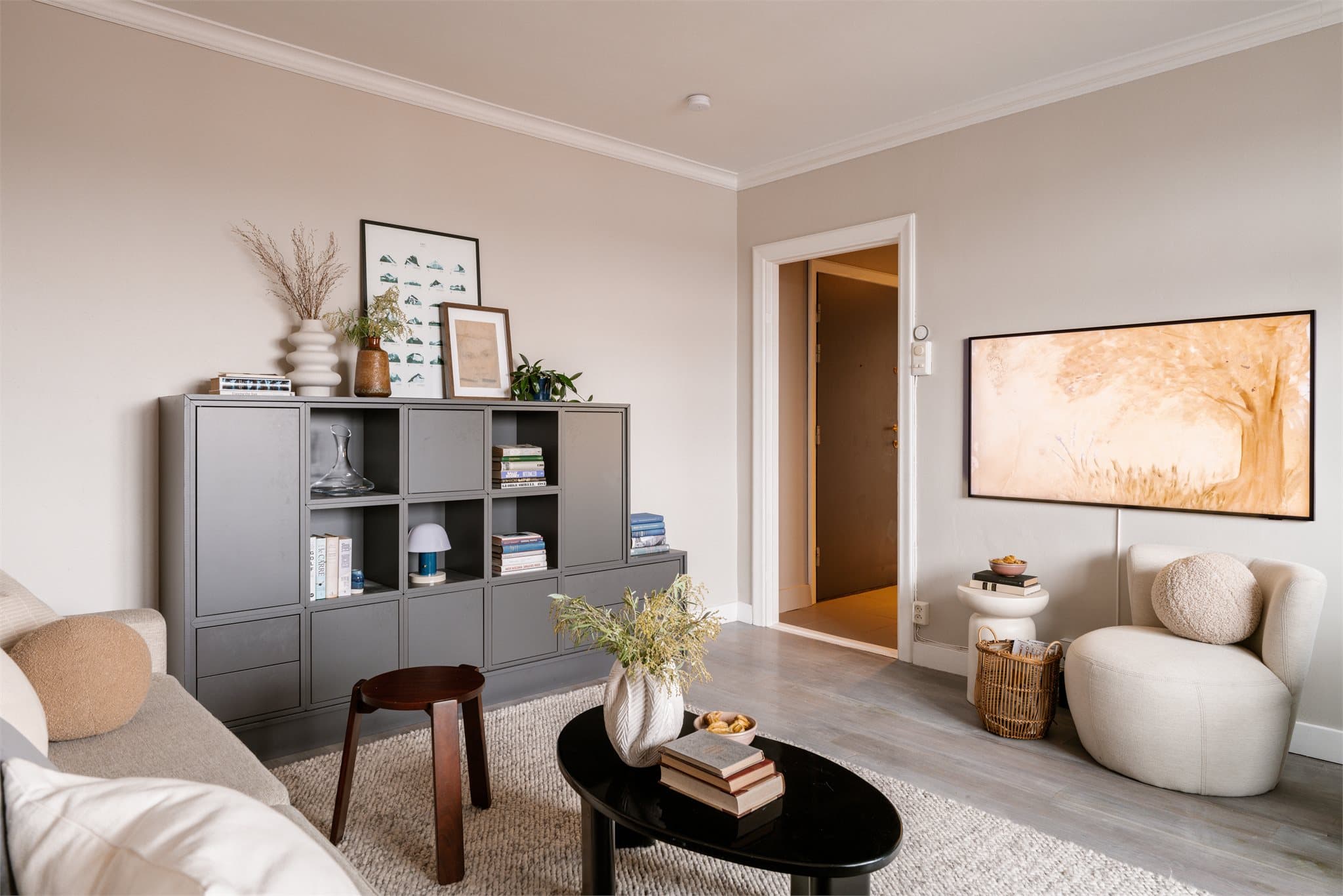 Vegger ble malt i 2021, noe som gir et helhetlig inntrykk.