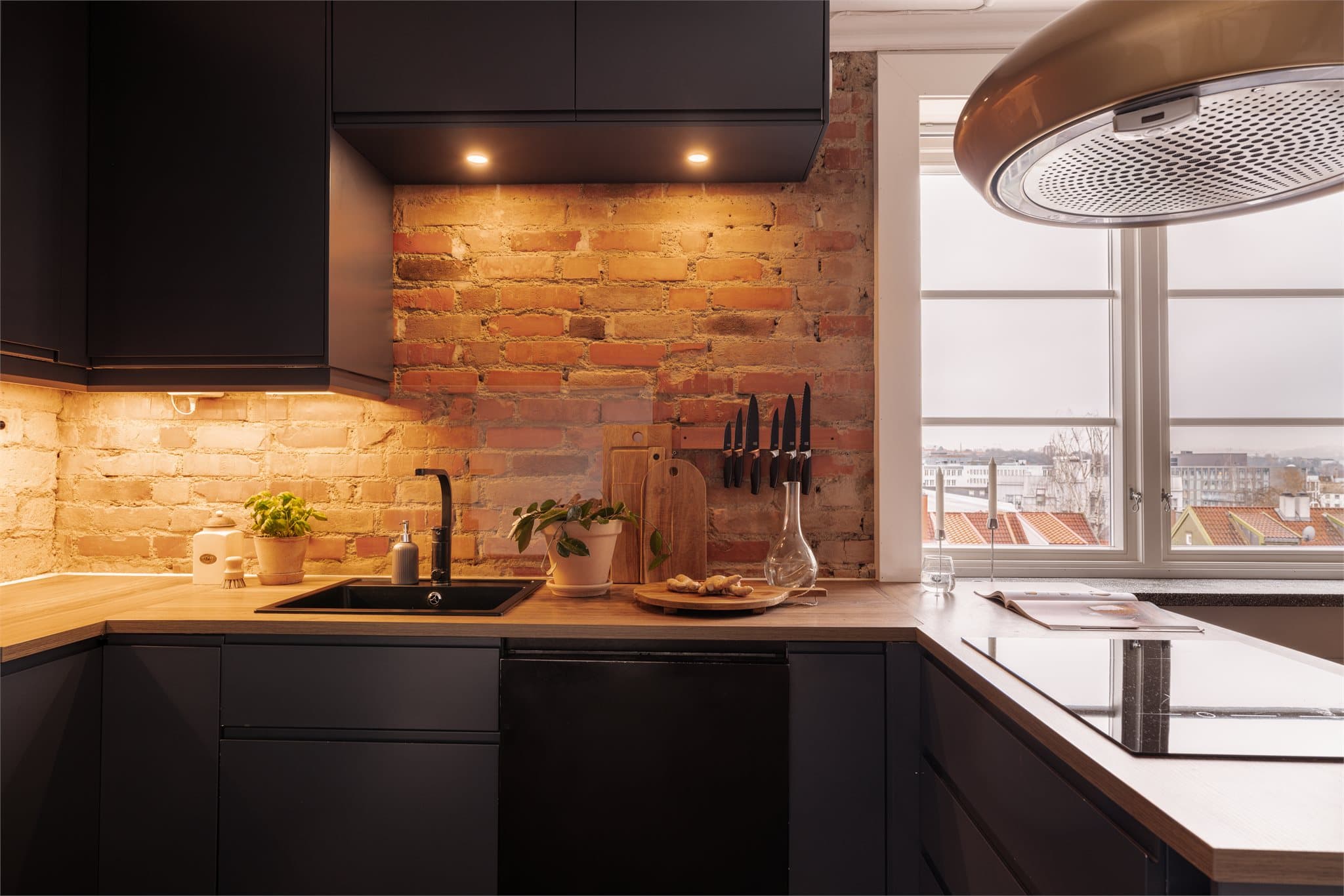 Kjøkkenet er utstyrt med integrert stekeovn, platetopp, kjøl-/fryseskap og oppvaskmaskin.