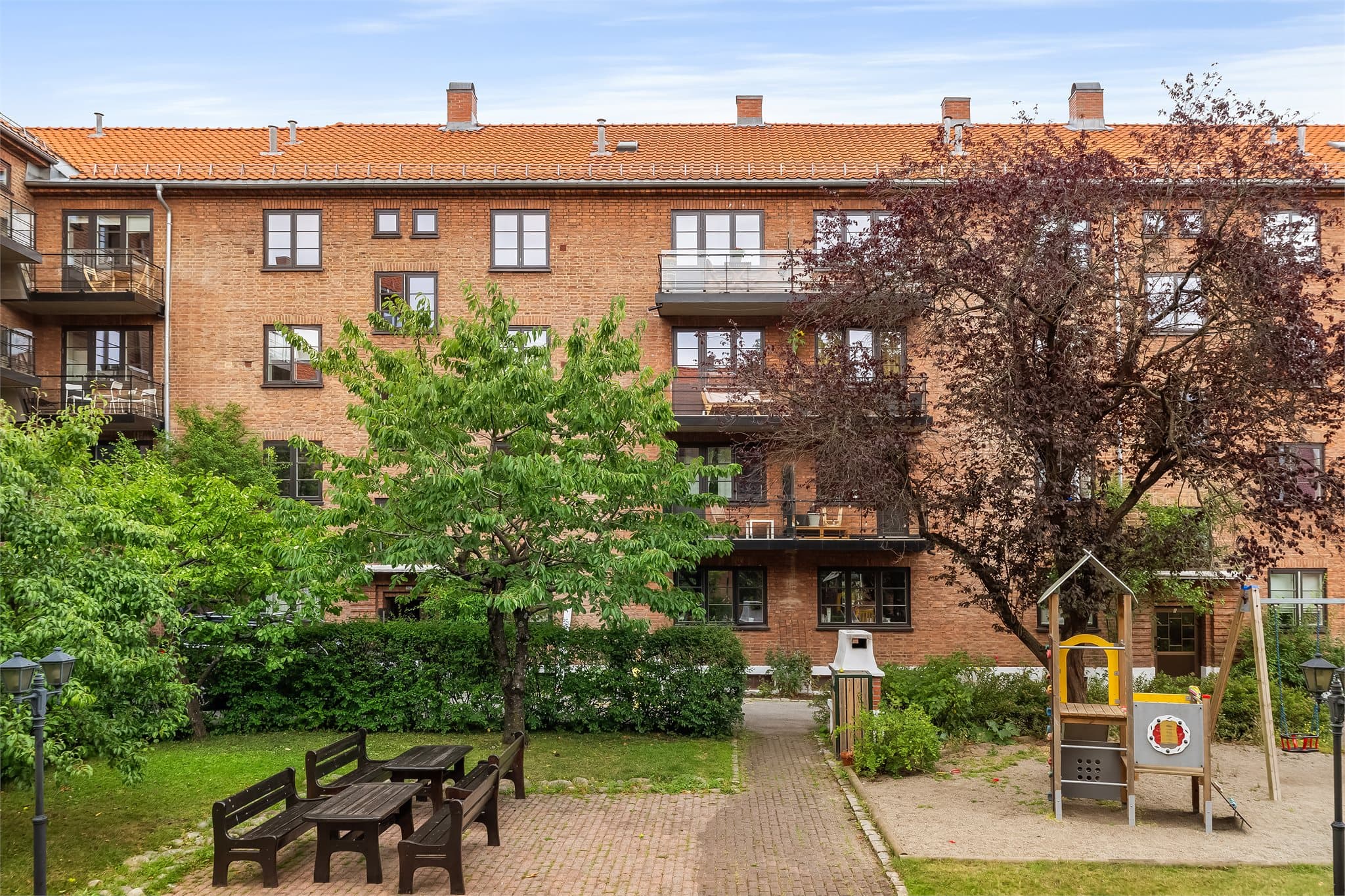 Borettslaget har en velholdt og hyggelig bakgård med sittegrupper, grøntarealer og sykkelparkering.