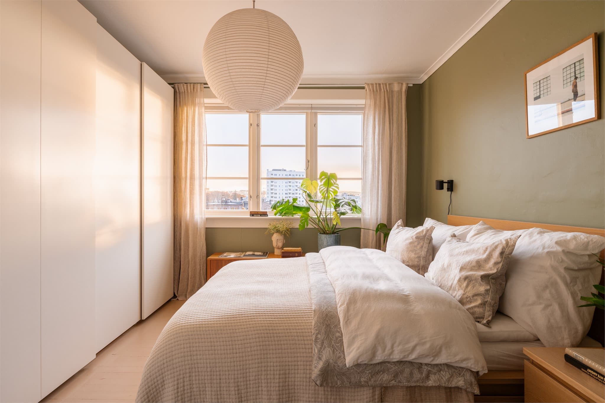 Soverommet er av god størrelse, med plass til dobbeltseng og tilhørende møblement. En stor garderobeløsning gir rikelig med oppbevaringsplass.