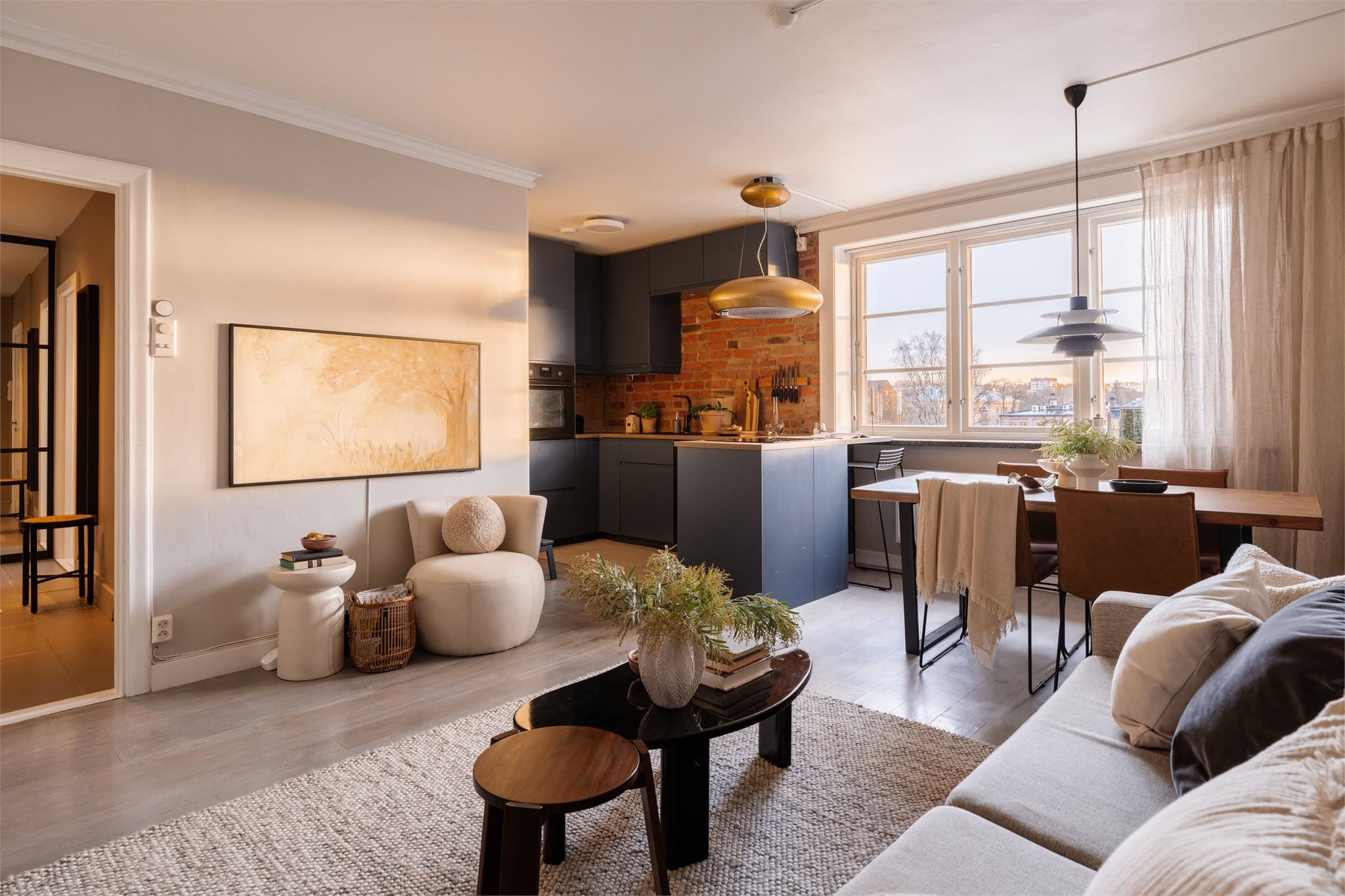 Stuen er lys og romslig med store vindusflater, god takhøyde på opptil 2,53. En innbydende sone for både avslapning og sosialt samvær.