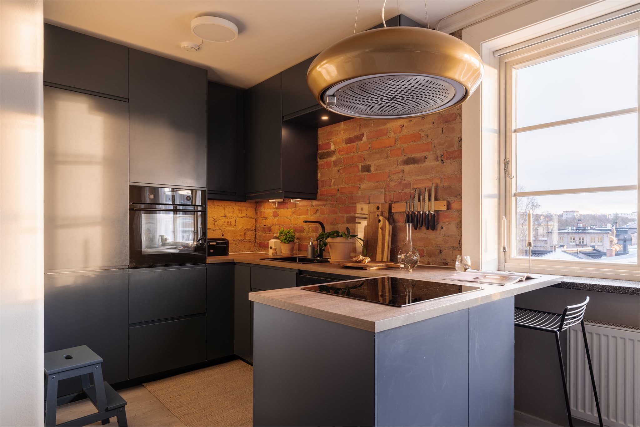 Kjøkkeninnredningen fra IKEA (2018) har slette, mørke fronter og en laminatbenkeplate som gir rikelig med arbeidsplass.