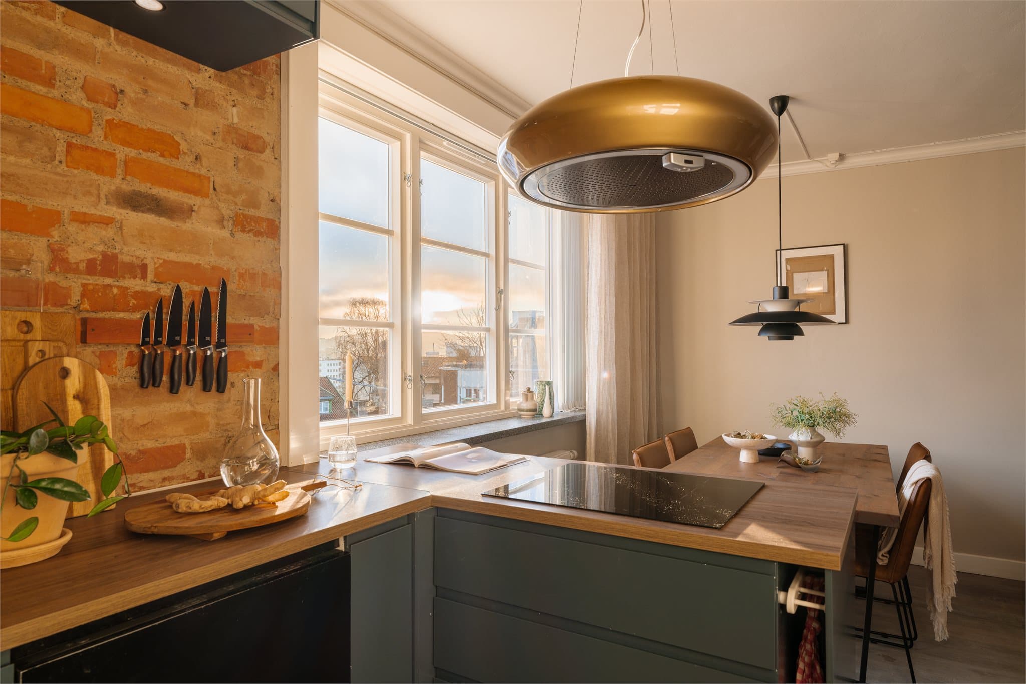 Leiligheten har et moderne og stilrent kjøkken med en lekker, eksponert teglsteinsvegg som gir boligen særpreg og karakter. Den åpne løsningen gir en luftig romfølelse og naturlig flyt mot stuen.