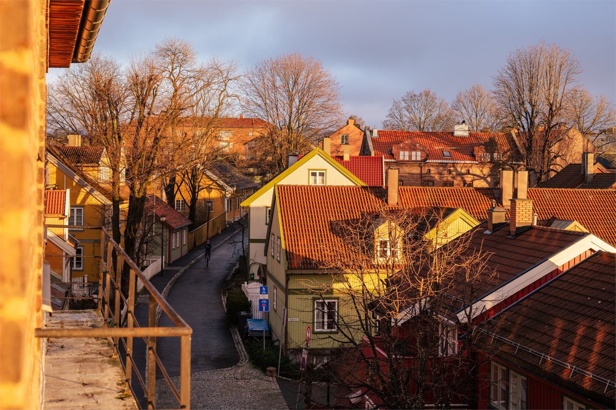 Fra leiligheten er det en åpen utsikt over takene i nabolaget.