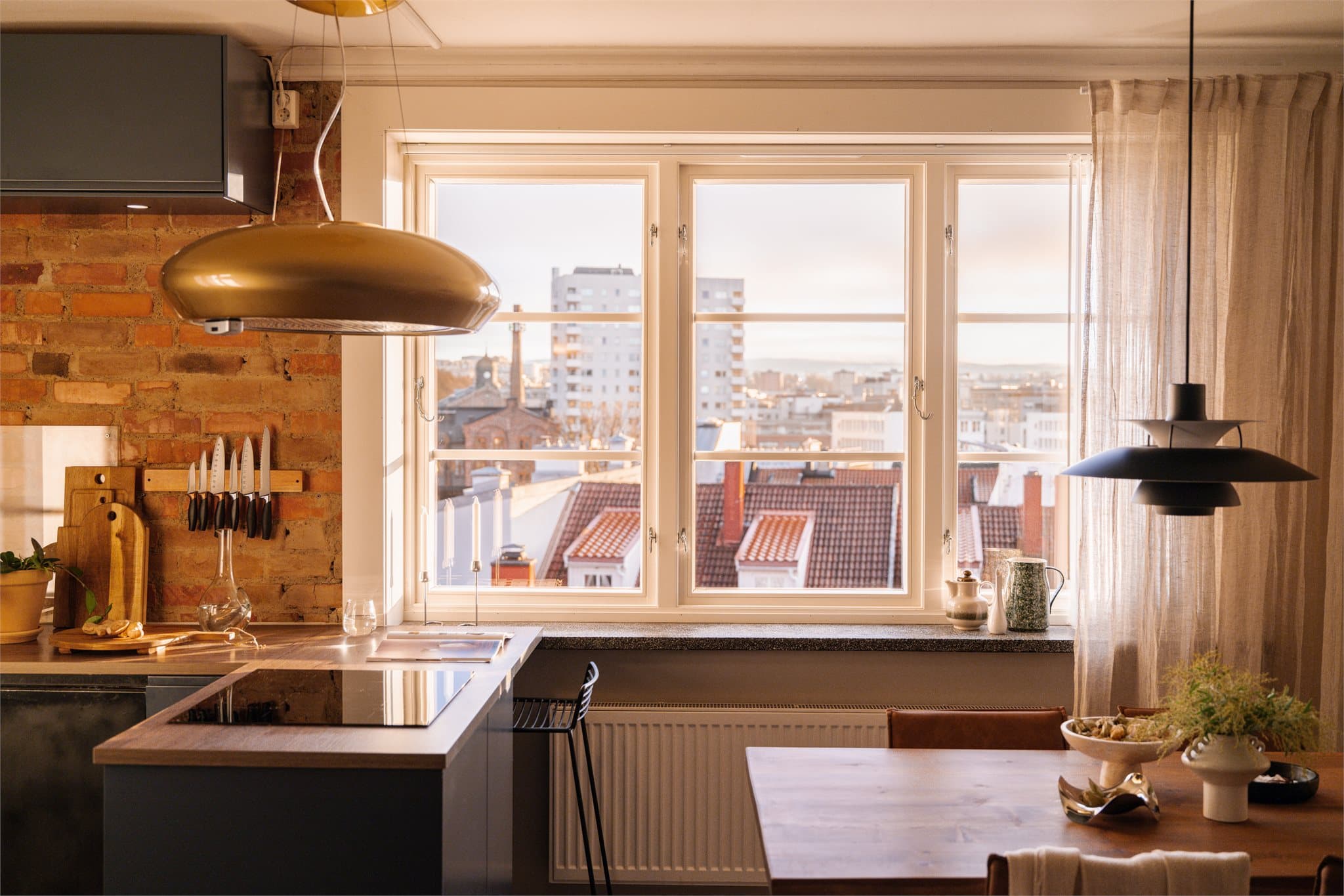 Her kombineres klassiske detaljer fra byggeåret 1932 med nåtidens løsninger, stilig materialvalg og kvalitet.