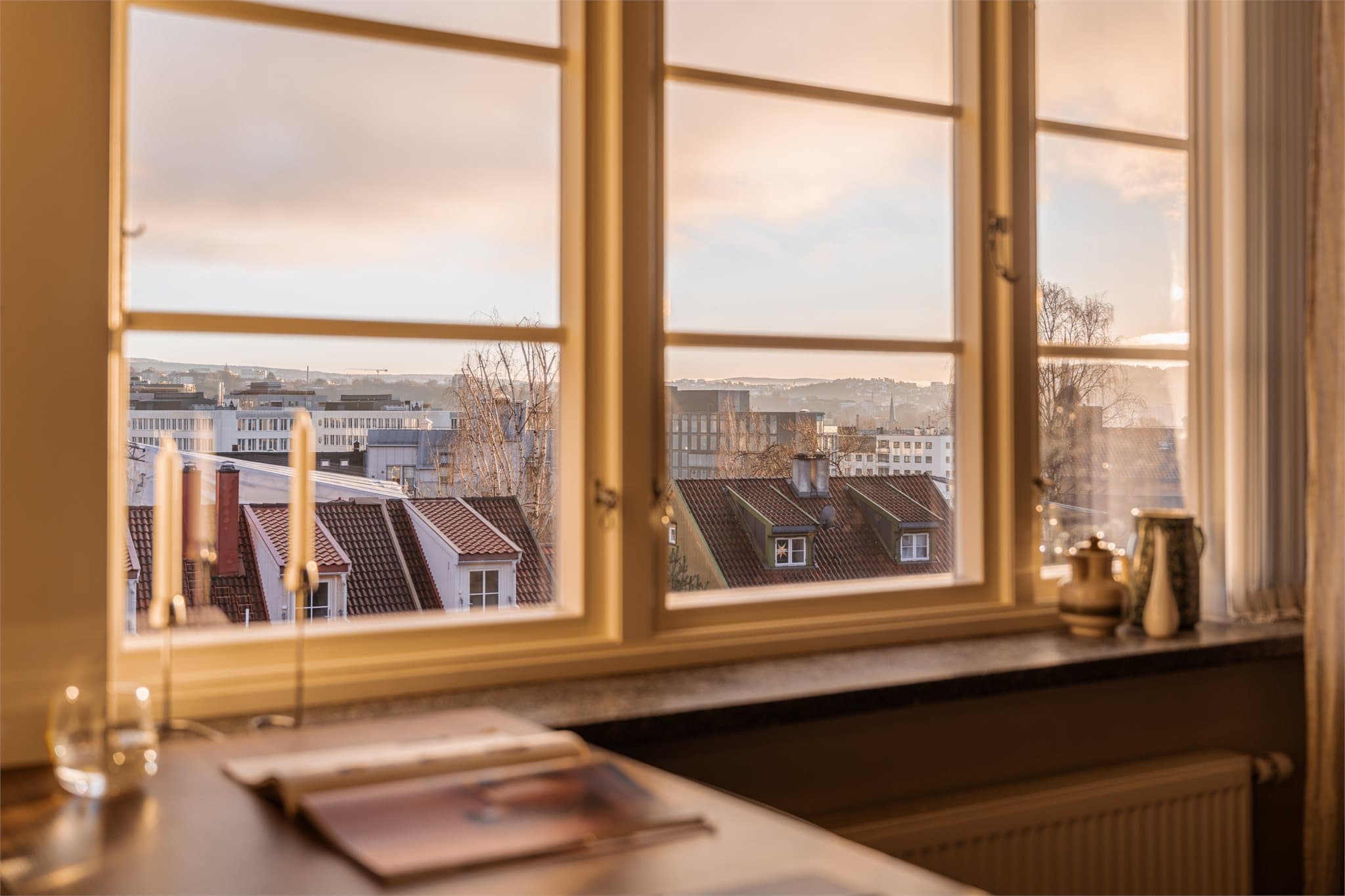 Rommet har store vinduene fra 2018, som gir rikelig med naturlig lys.