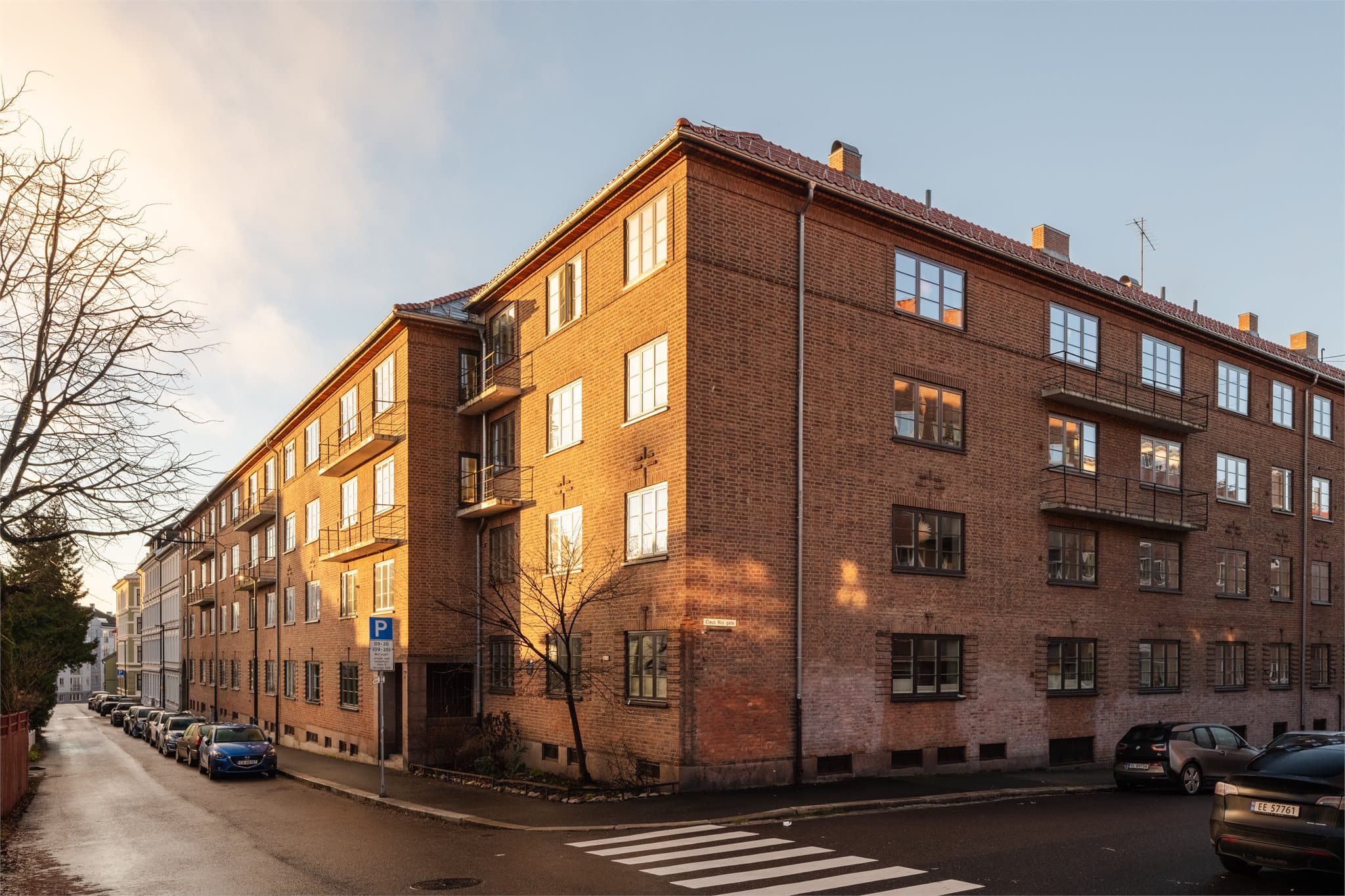 Klassisk bygård fra 1932 med tidstypisk arkitektur og solid håndverk, som gir bygget både karakter og historisk sjarm.