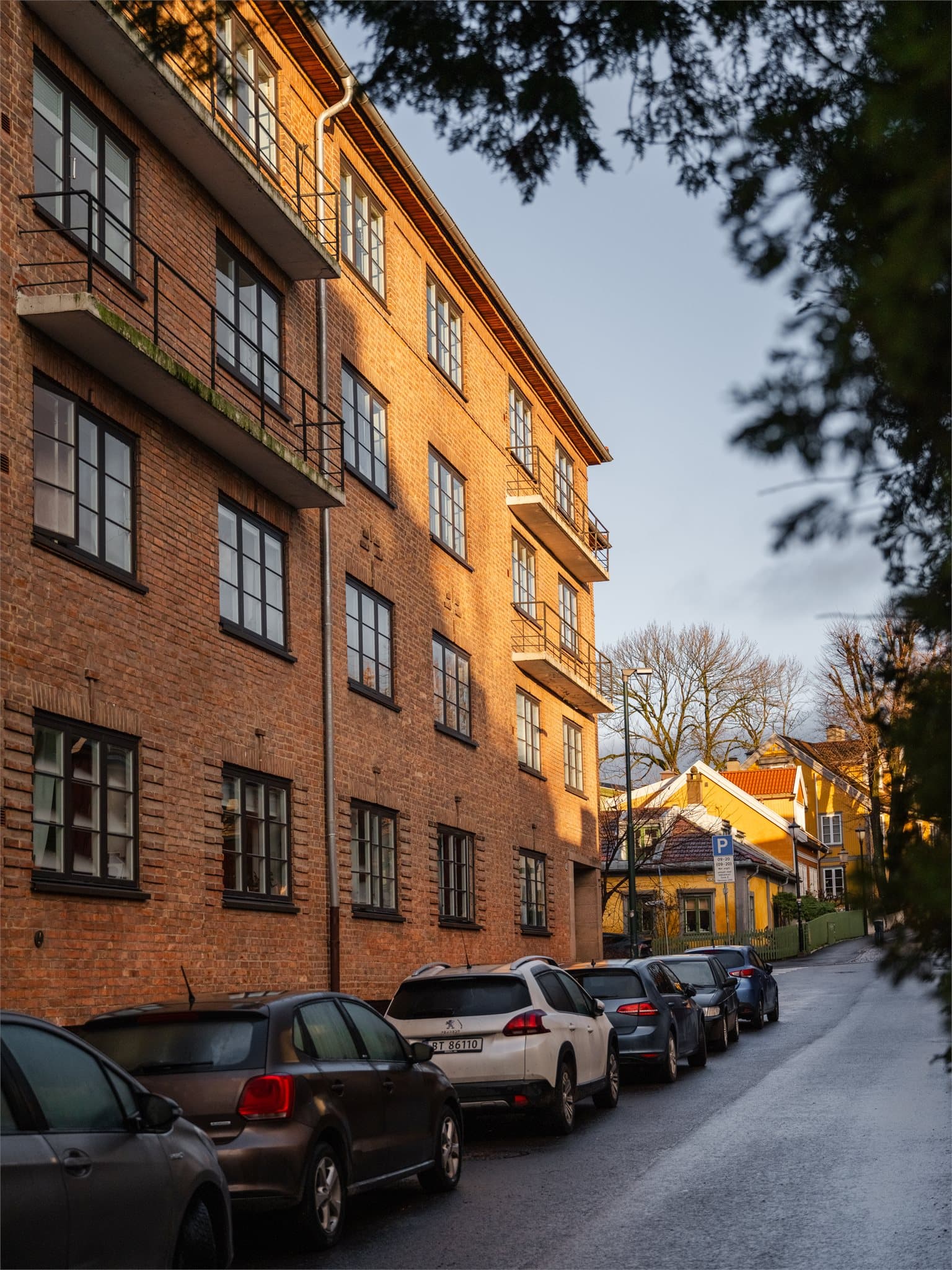 Beliggenheten er tilbaketrukket i et rolig nabolag preget av lav trehusbebyggelse.