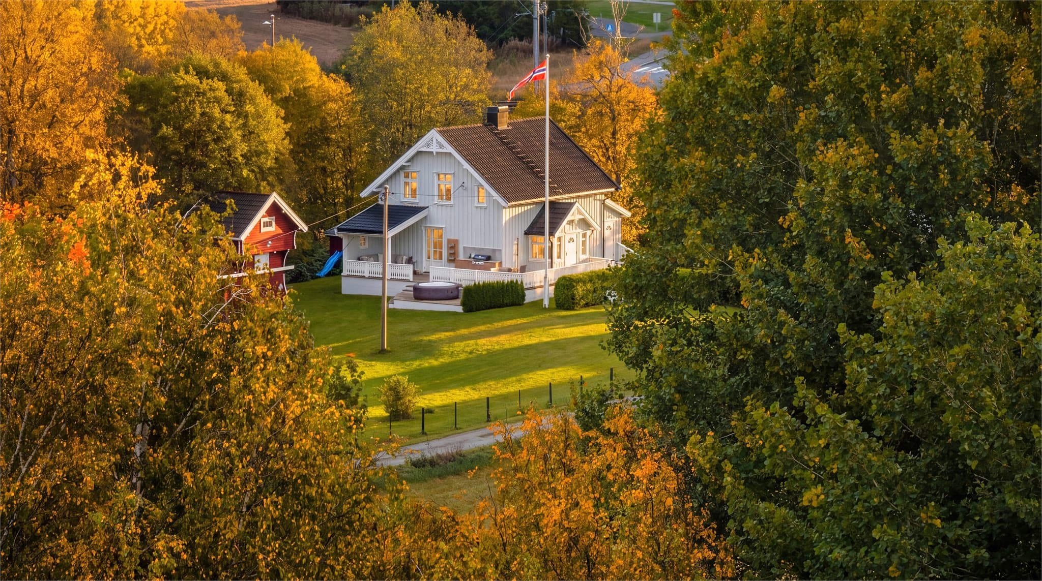 Velkommen til Nedre Hagaveg 69! Innholdsrik enebolig med landlig beliggenhet og romslig tomt. Foto: Thor Øyvind Borgersen, FlytendeFilm