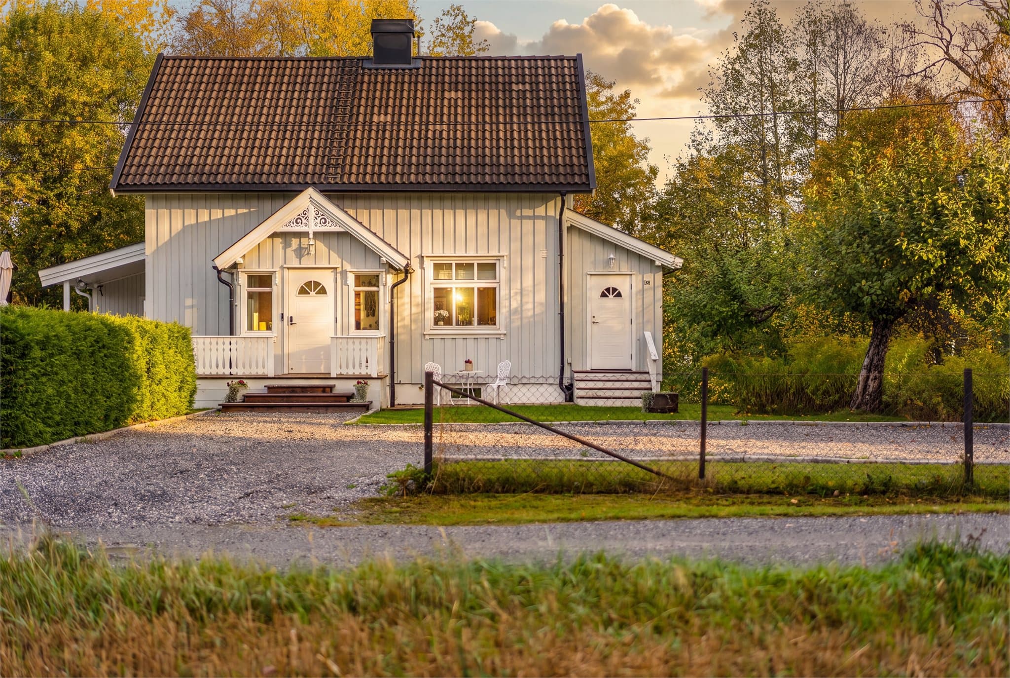 Sjarmerende enebolig med meget god og sentral beliggenhet. Bilde er digitalt redigert med KI-verktøy for inspirasjon og stemning. Avvik kan derfor forekomme