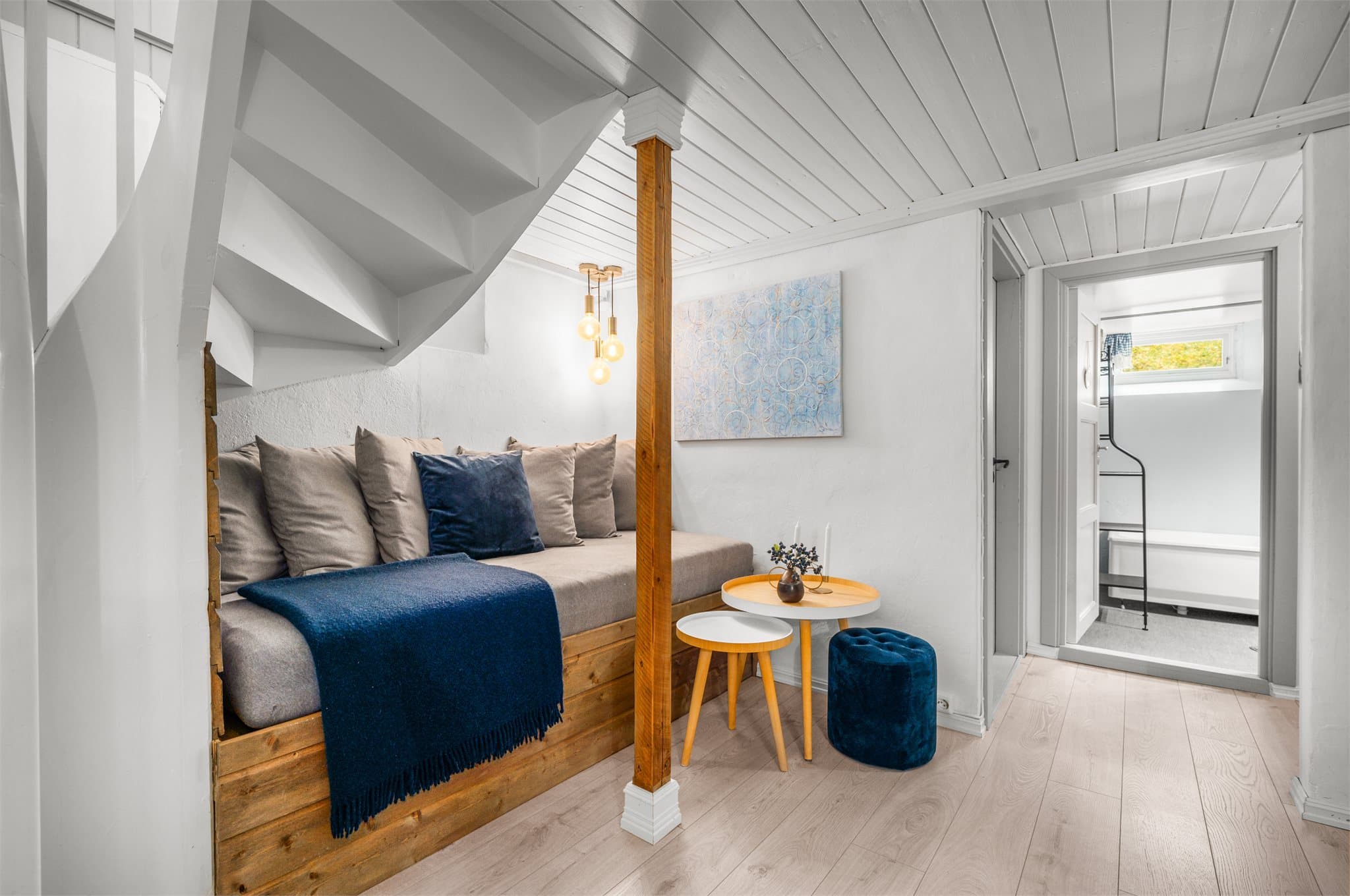 Kjellerrommet er innredet med plassbygd sittebenk under trappen.