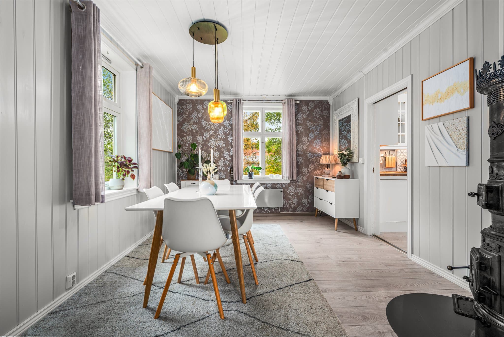 Spisestuen har god plass til langbord og er utstyrt med en tradisjonell etasjeovn.