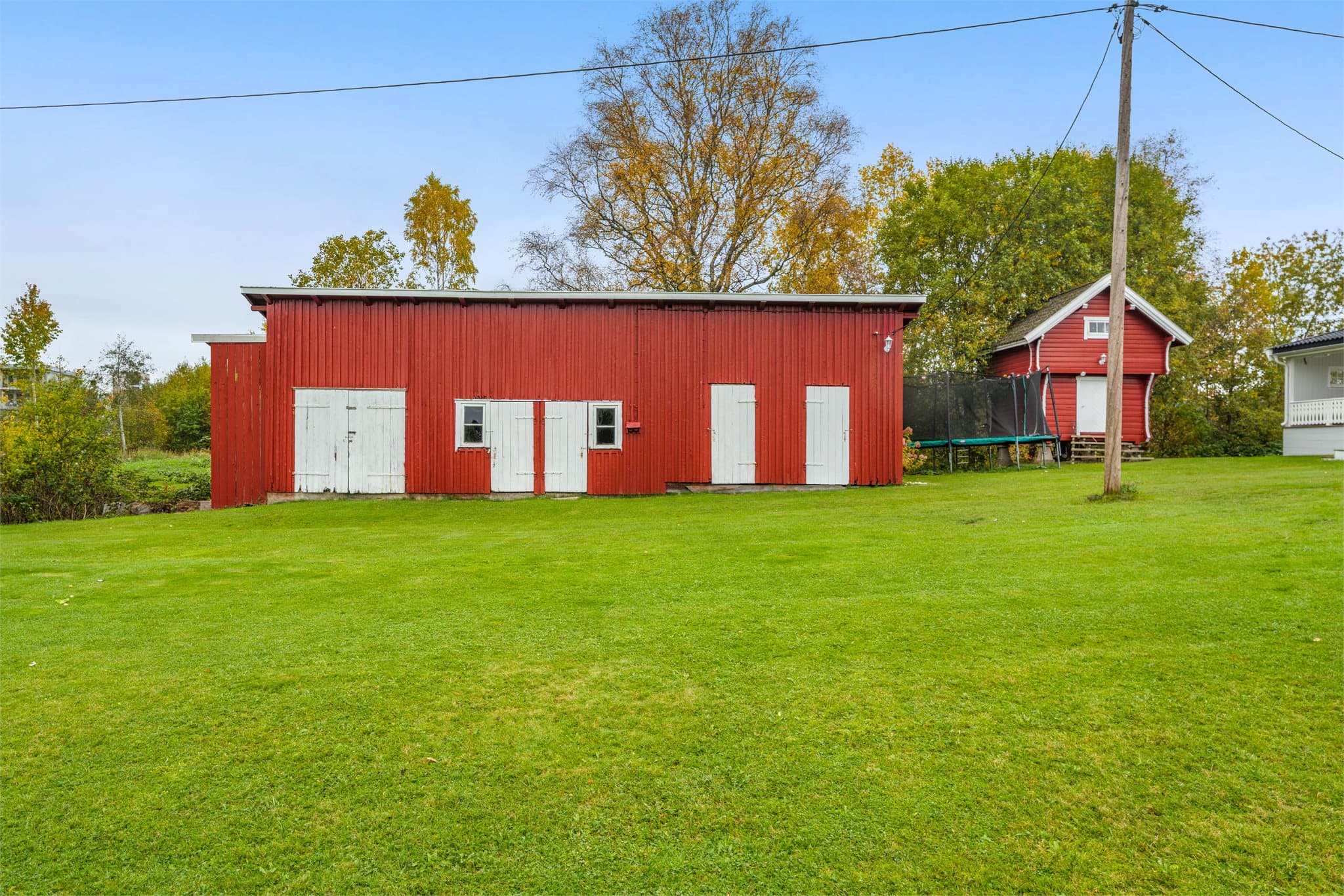 Frittstående anneks oppført i 1954 og stabbur på eiendommen.