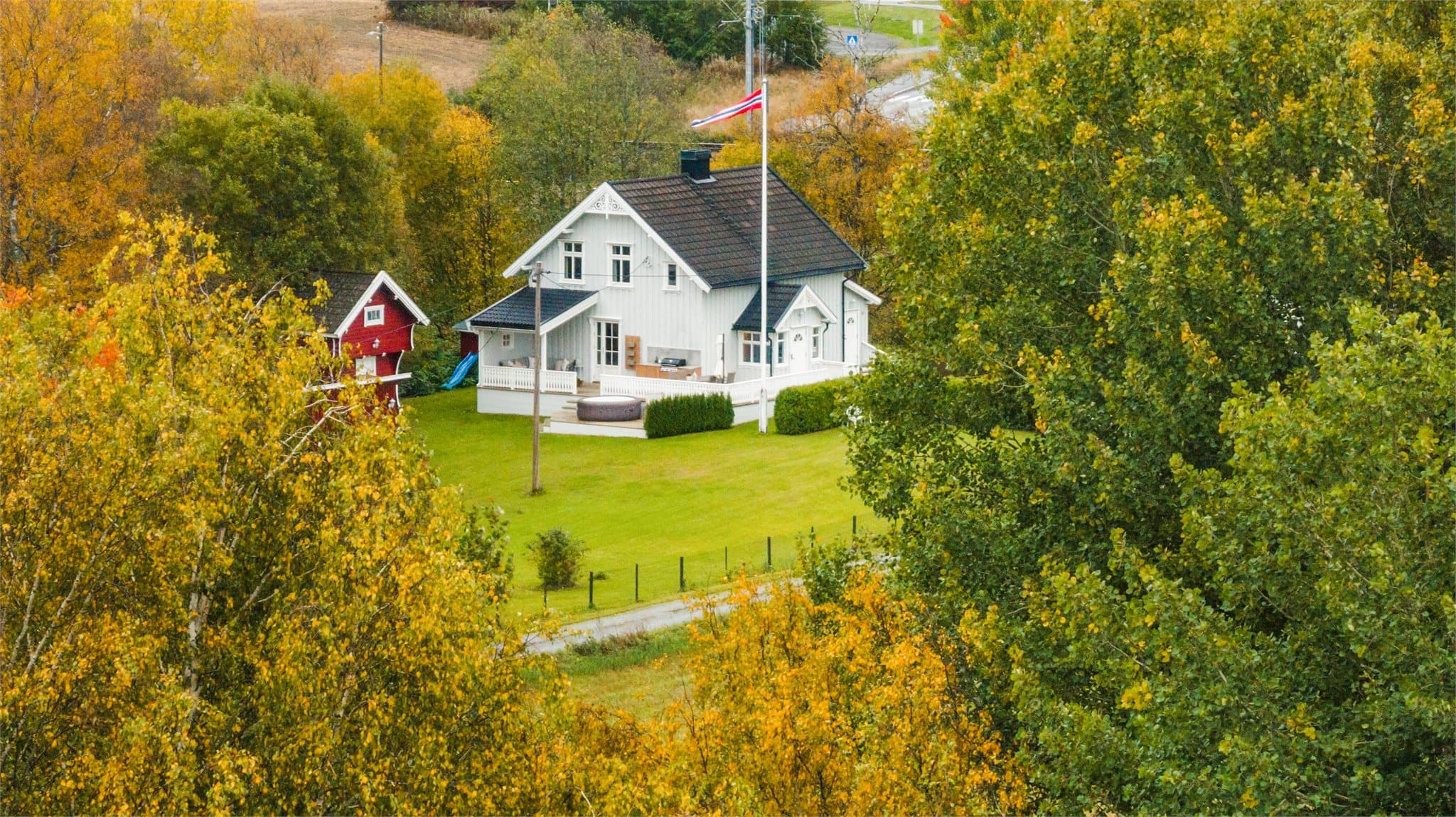Eneboligen ligger i rolige omgivelser med nærhet til skog og mark.