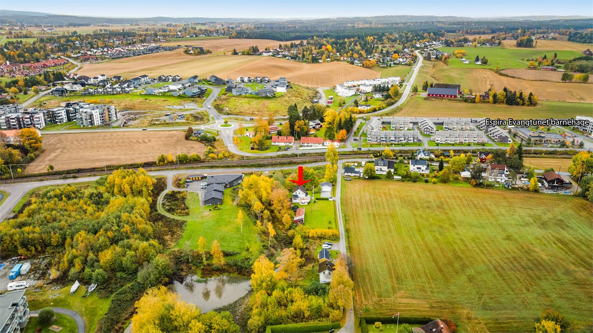 Nærområdet byr på kort vei til Espira Evangtunet barnehage og trygge boomgivelser.