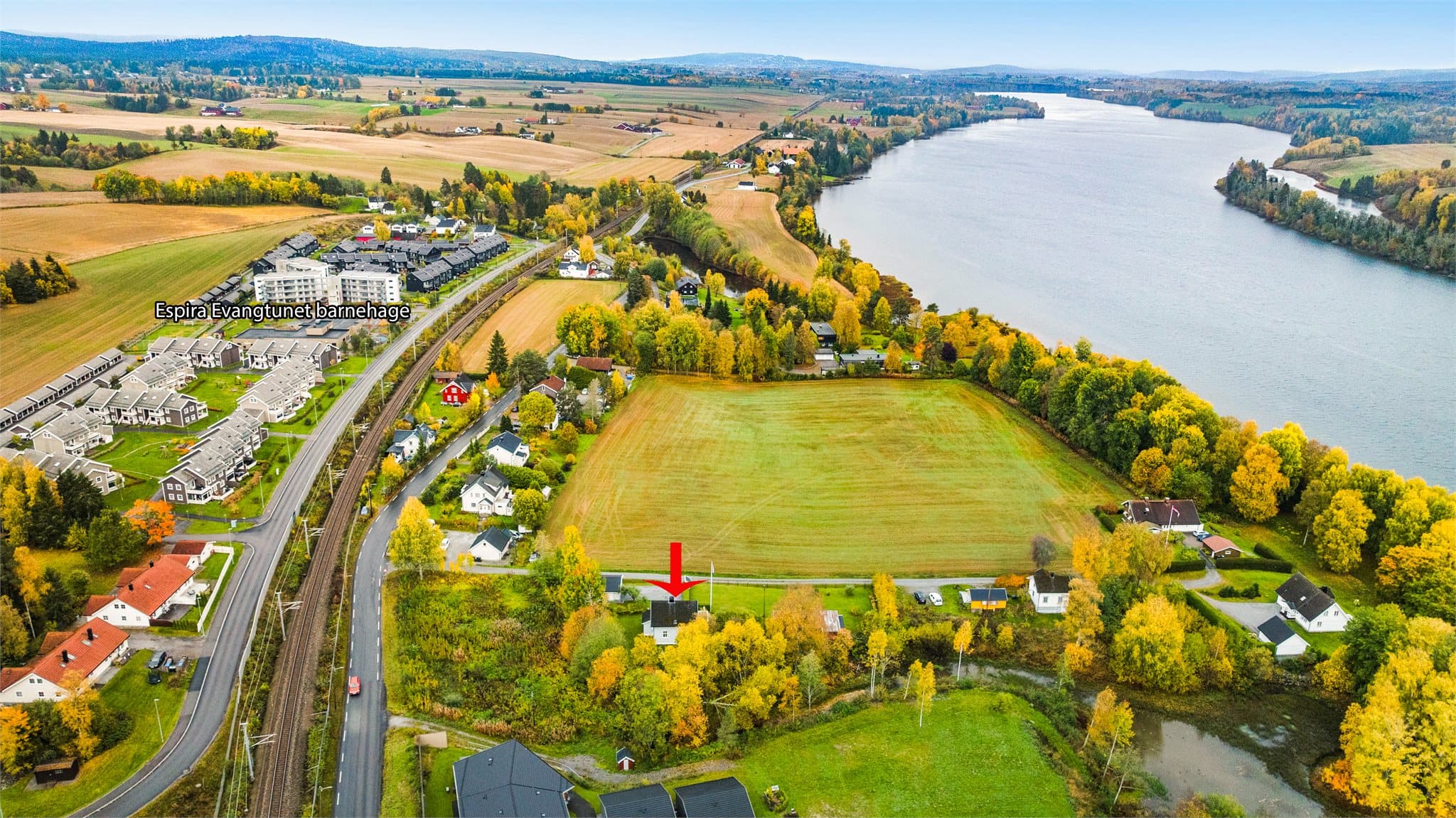 Fra eiendommen er det kort avstand til Glomma med flotte turstier og bademuligheter.