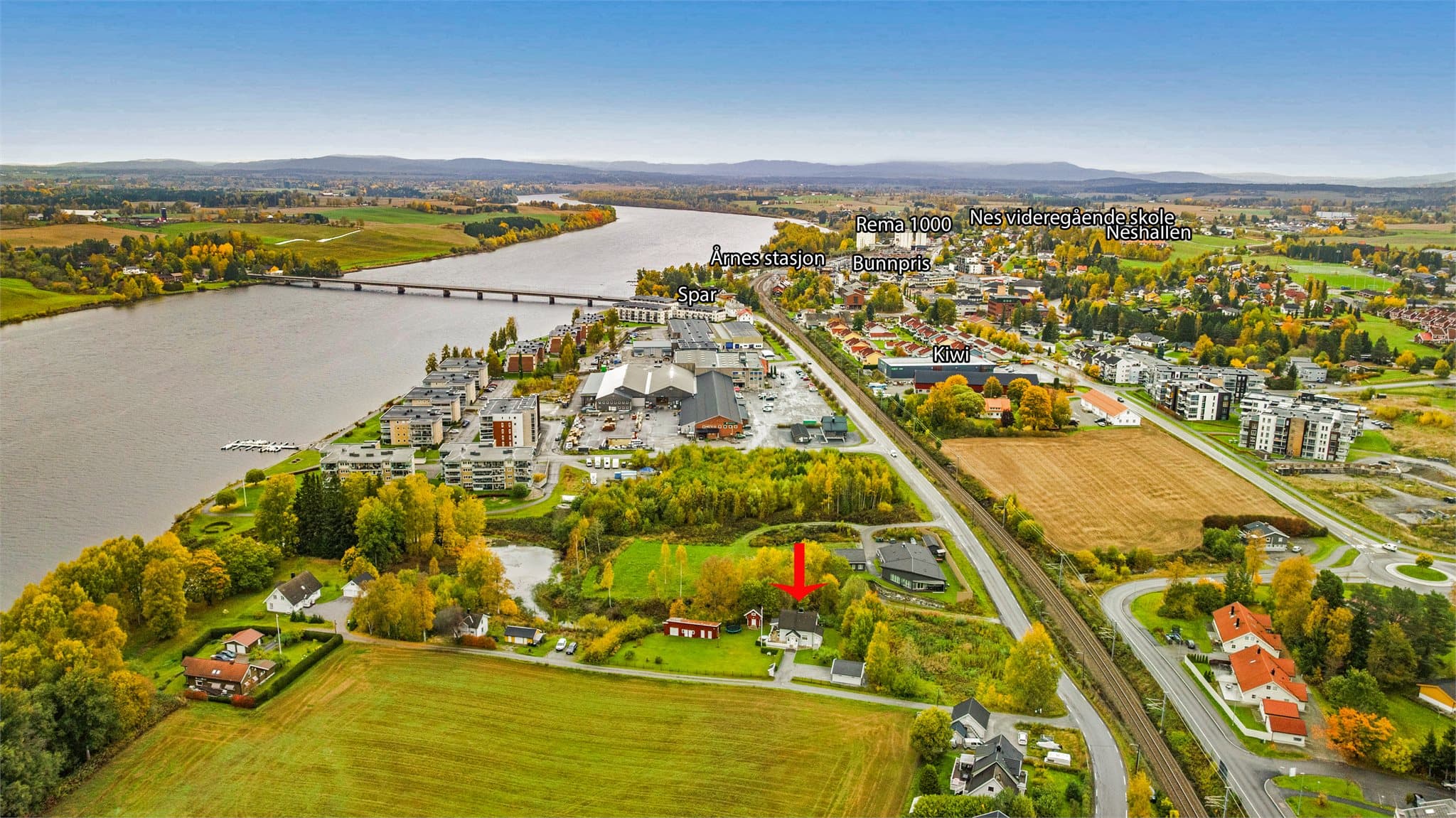 Kort vei til Årnes sentrum med togstasjon, dagligvarebutikker og skoler - velkommen til hyggelig visning!