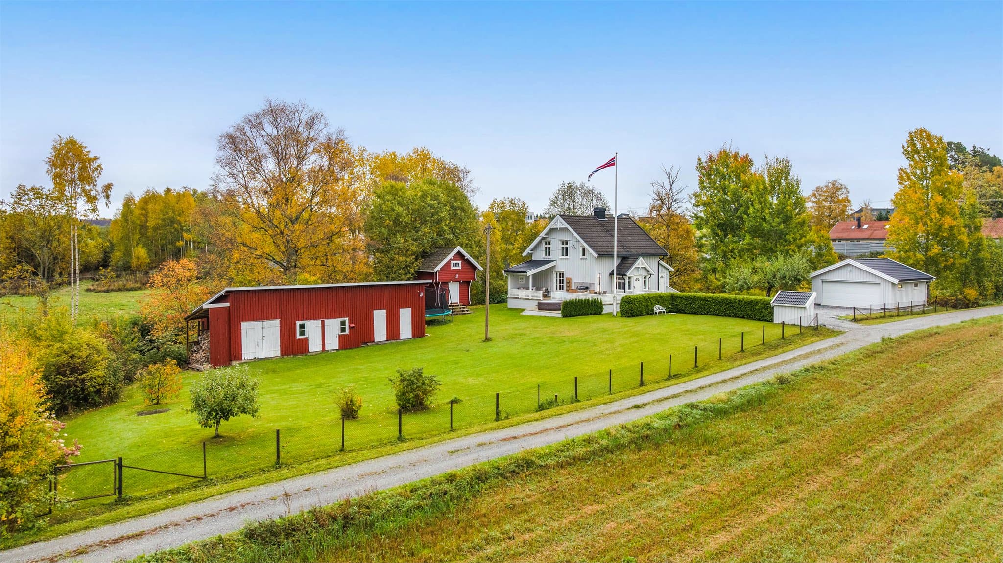 Eiendommen ligger landlig til med god avstand til nabobebyggelsen.