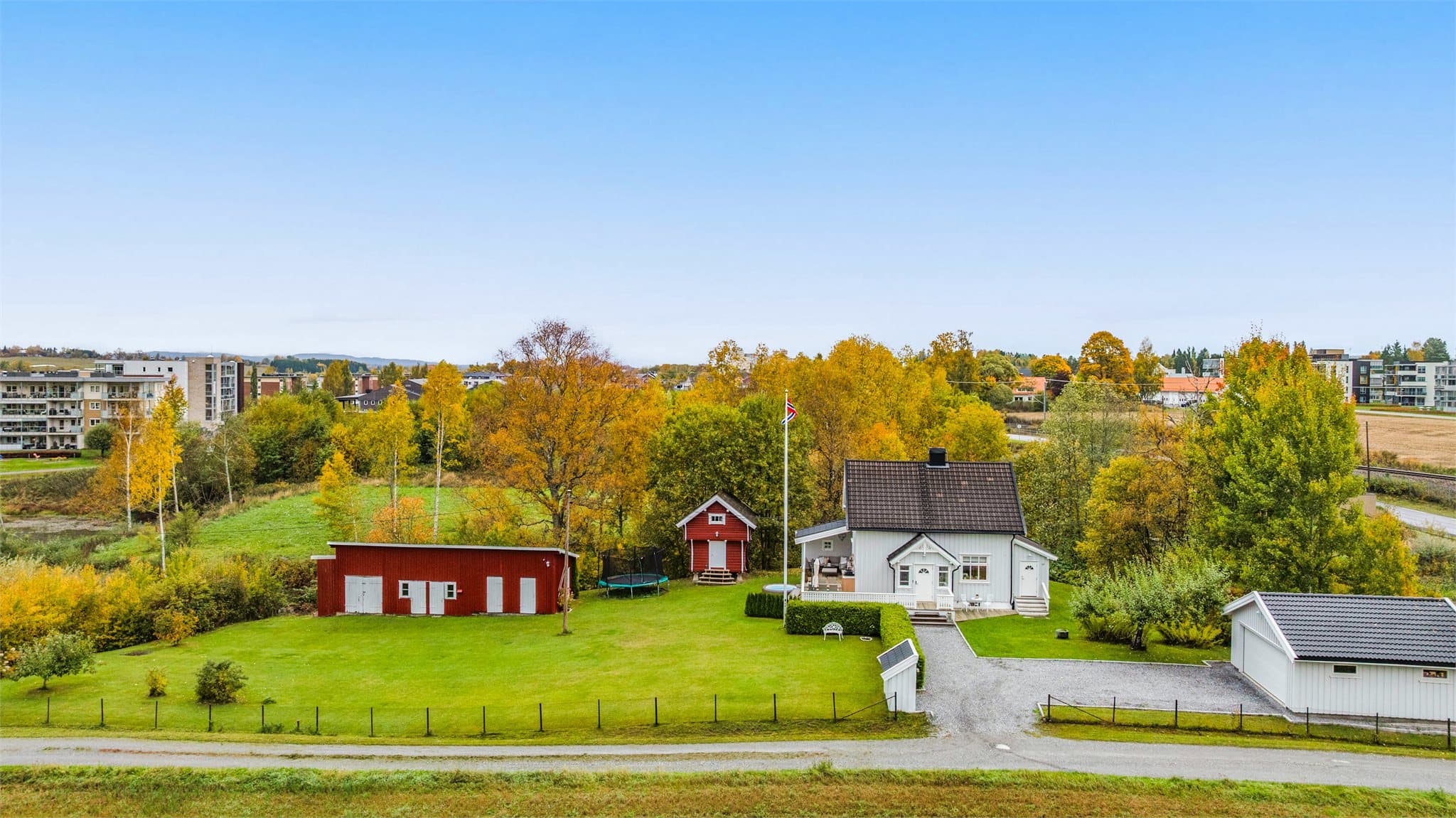 Eiendommen ligger tilbaketrukket i et åpent kulturlandskap på Årnes.