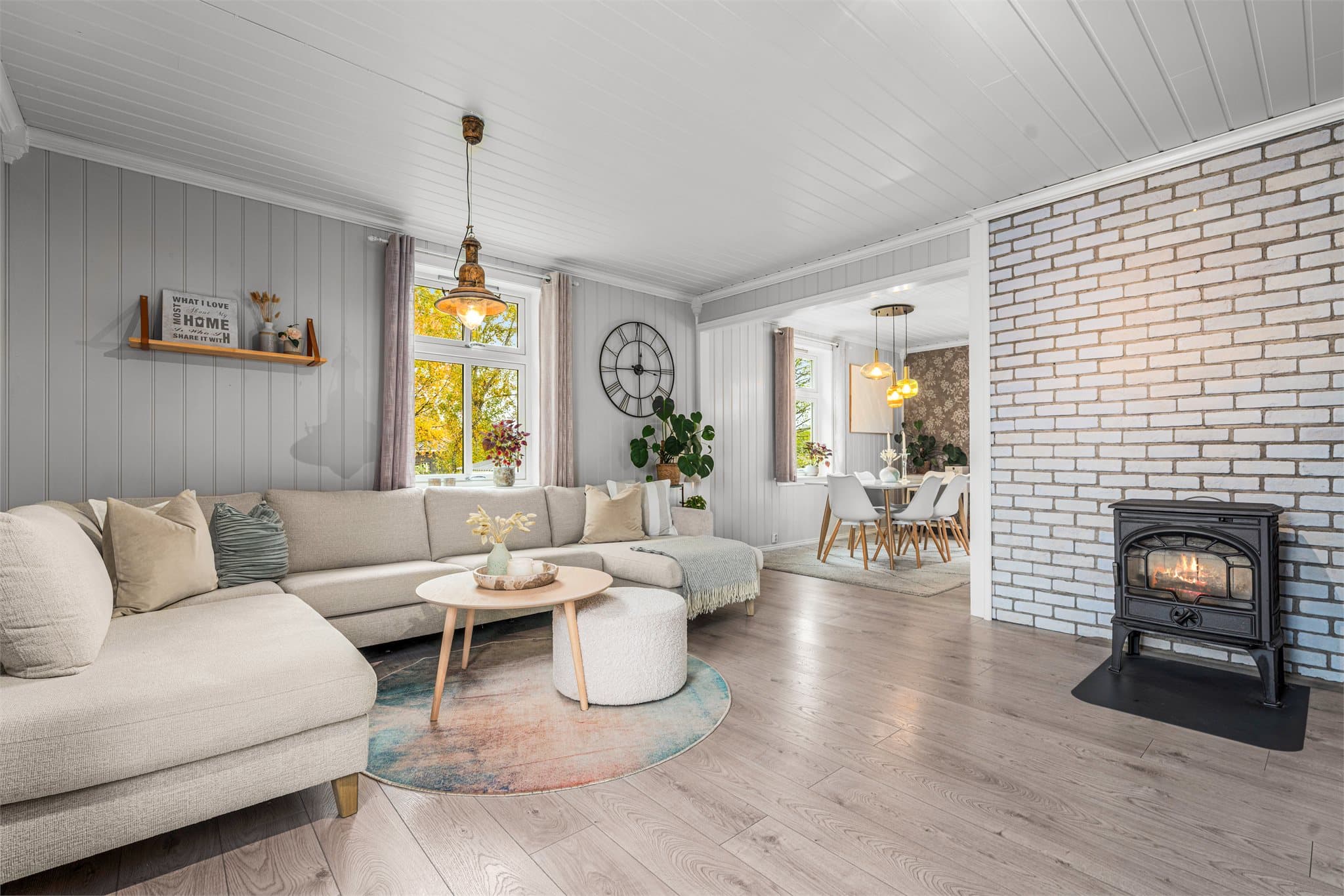 Stuen er innredet med god plass til sofagruppe og har laminat på gulv