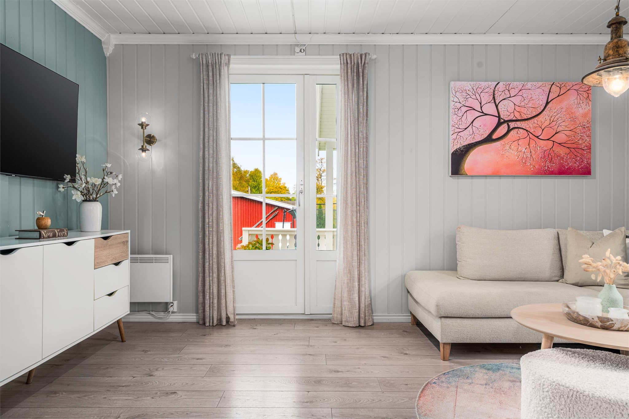 Terrassedøren med glassfelt gir enkel adkomst ut til uteområdet