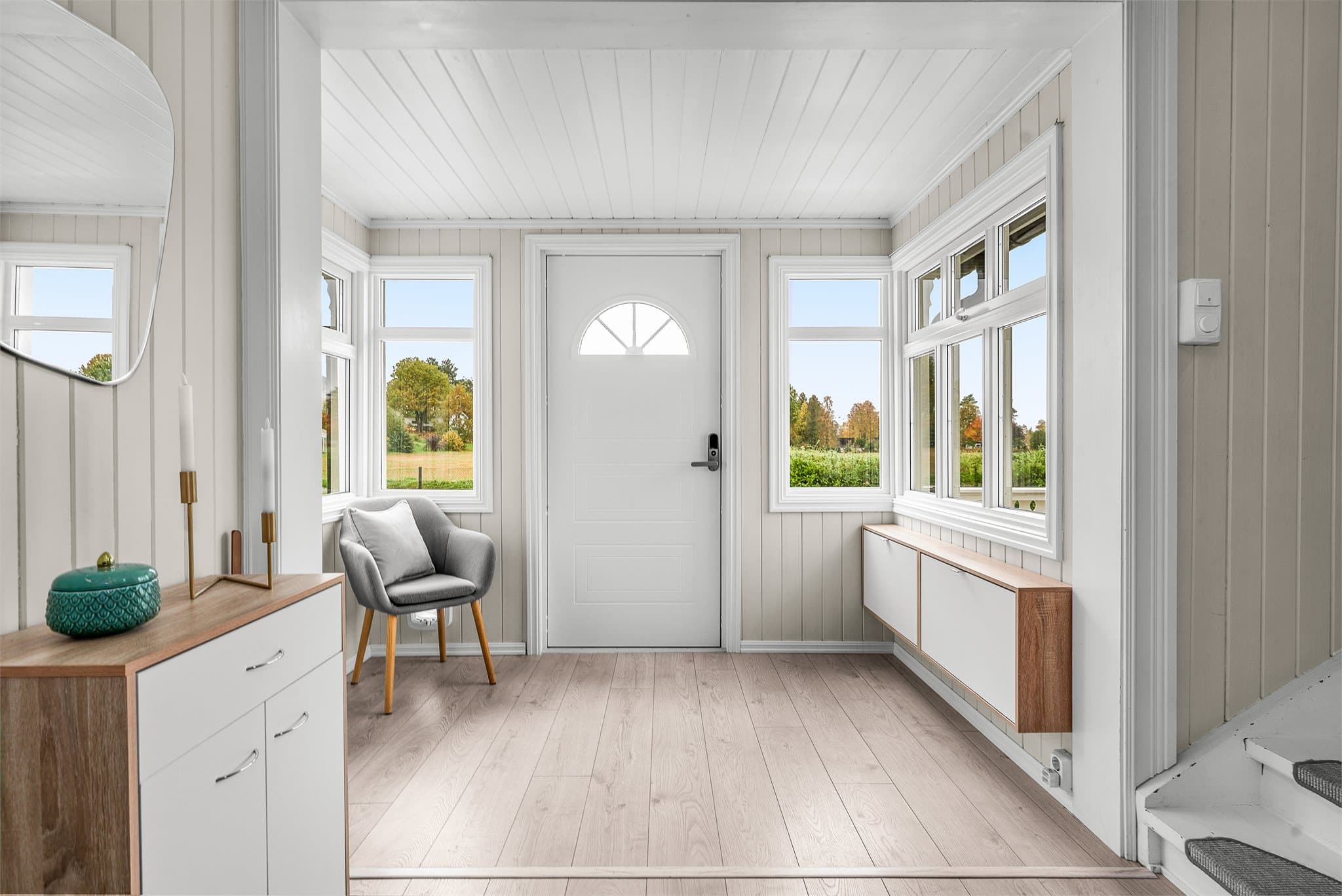 Entréen har vindusflater i tre retninger og plass til sittebenk og oppbevaringsmøbler