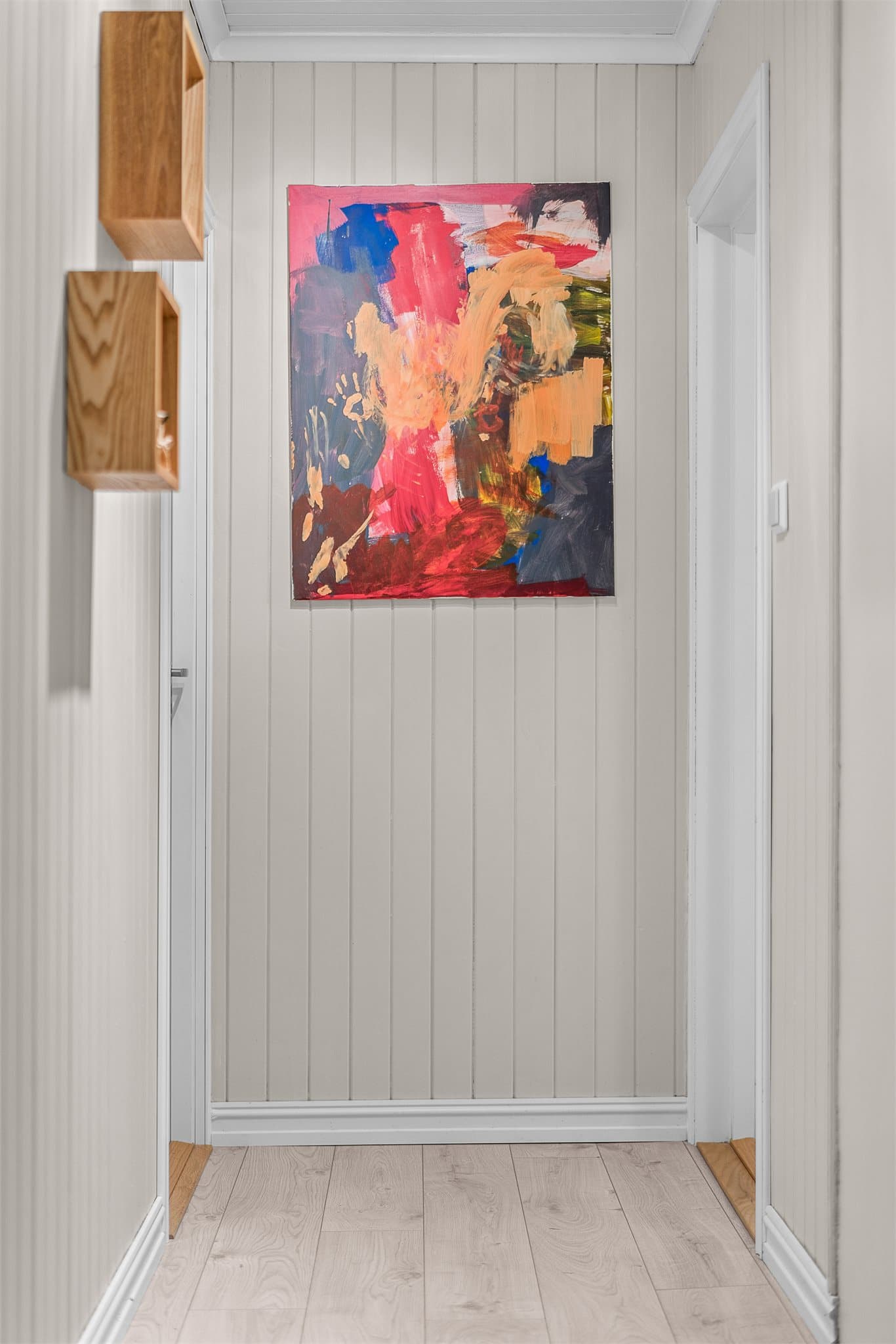 Malt panel på veggene i gangen i 2. etasje