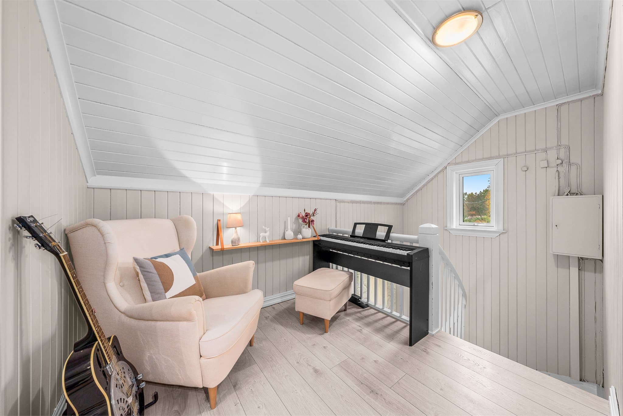 Trappegangen i 2. etasje har skråhimling og plass til sittegruppe