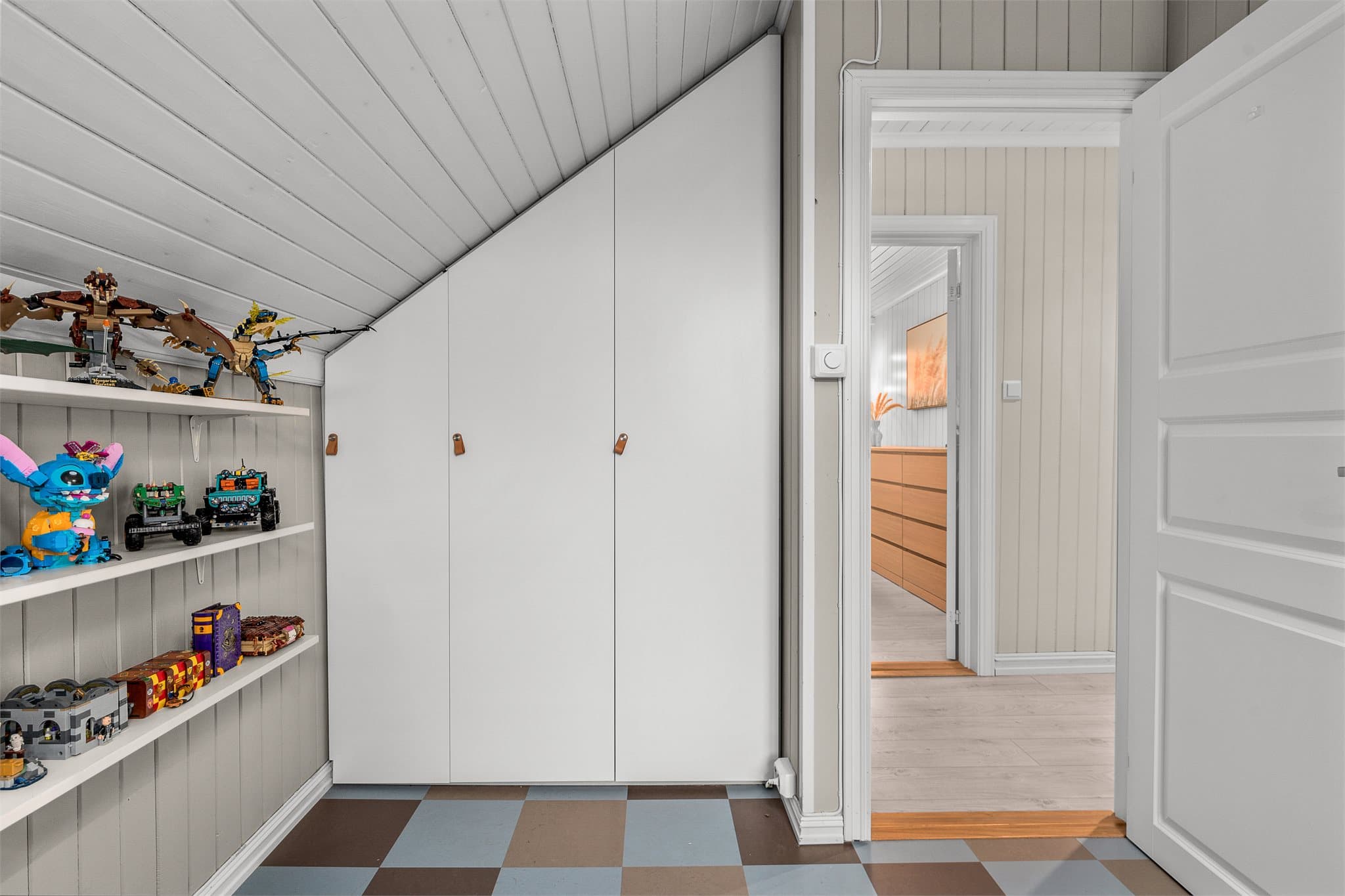 Soverom 2 i 2. etasje med garderobeskap tilpasset skråhimlingen