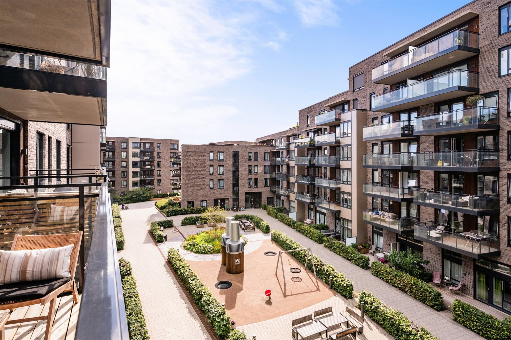 Fra stuen har du utgang til en ca. 8 kvm stor balkong.