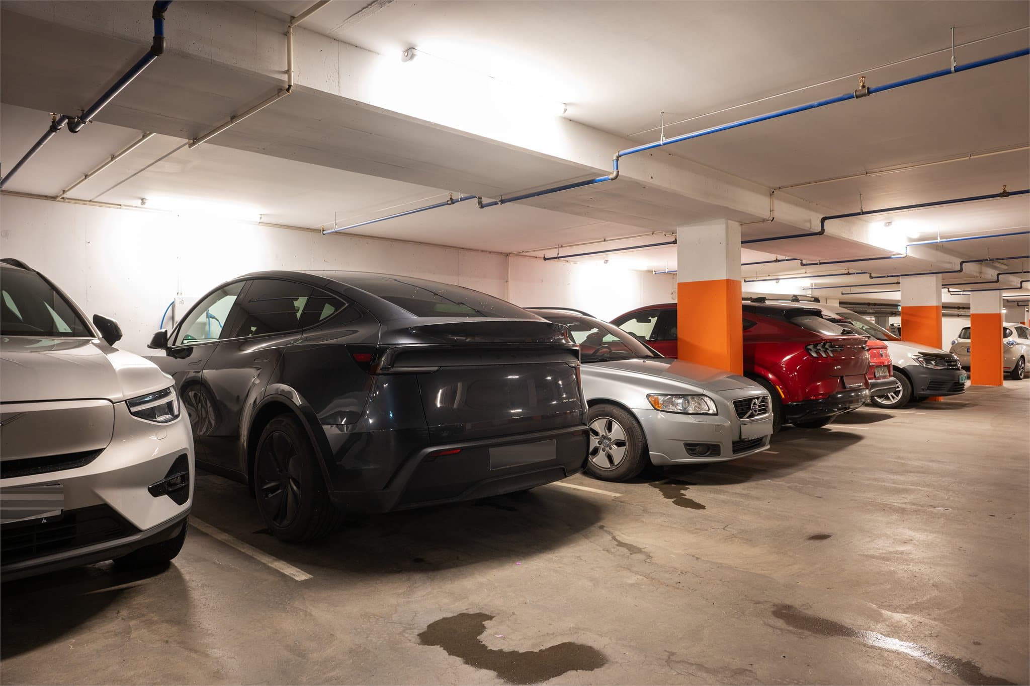 Leiligheten disponerer en biloppstillingsplass i felles garasjeanlegg med lader.