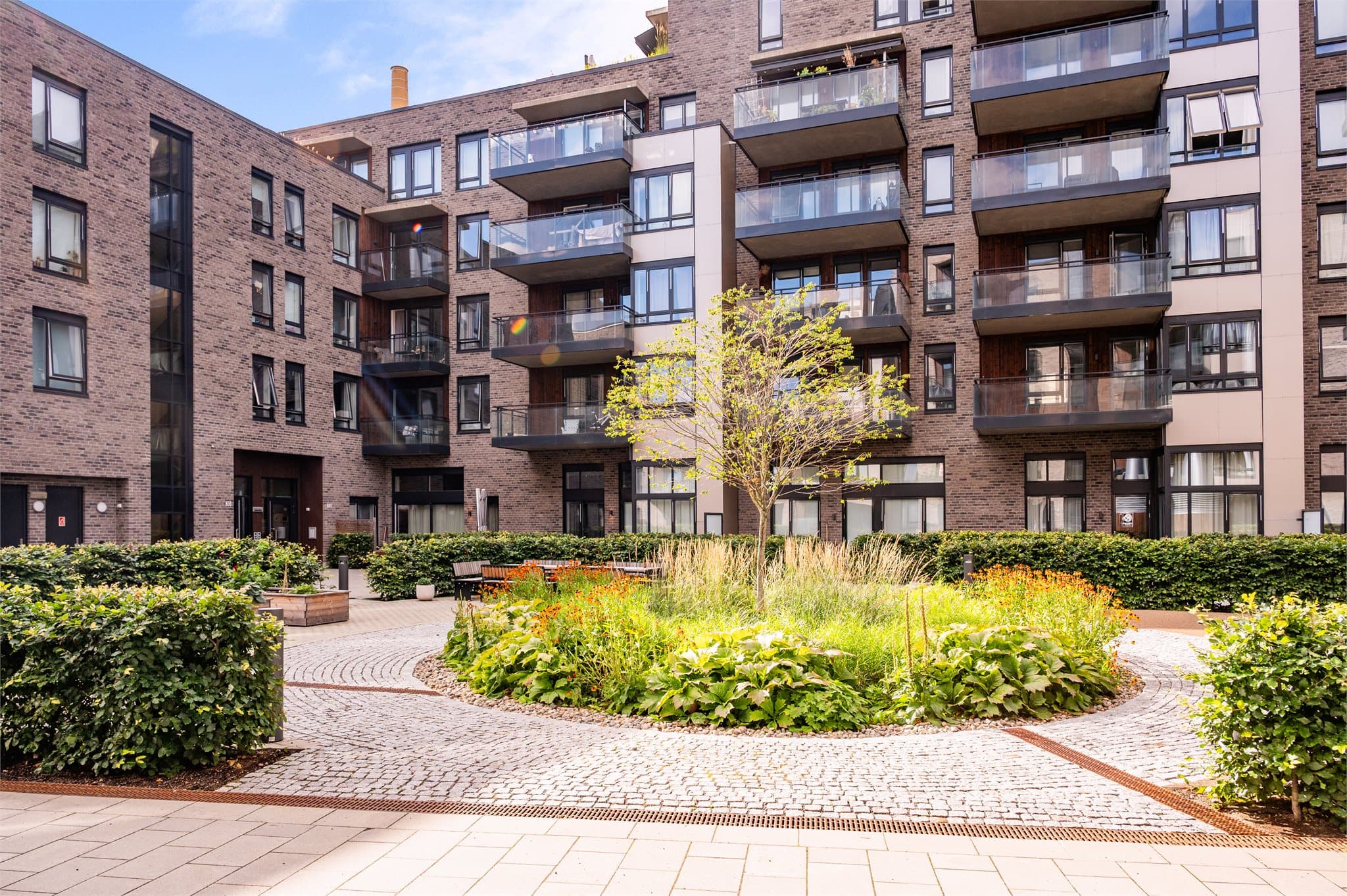 Tiedemannsparken, kåret til Østlandets beste uterom i 2022, gir flotte utearealer med gangstier, vannanlegg og grøntområder.