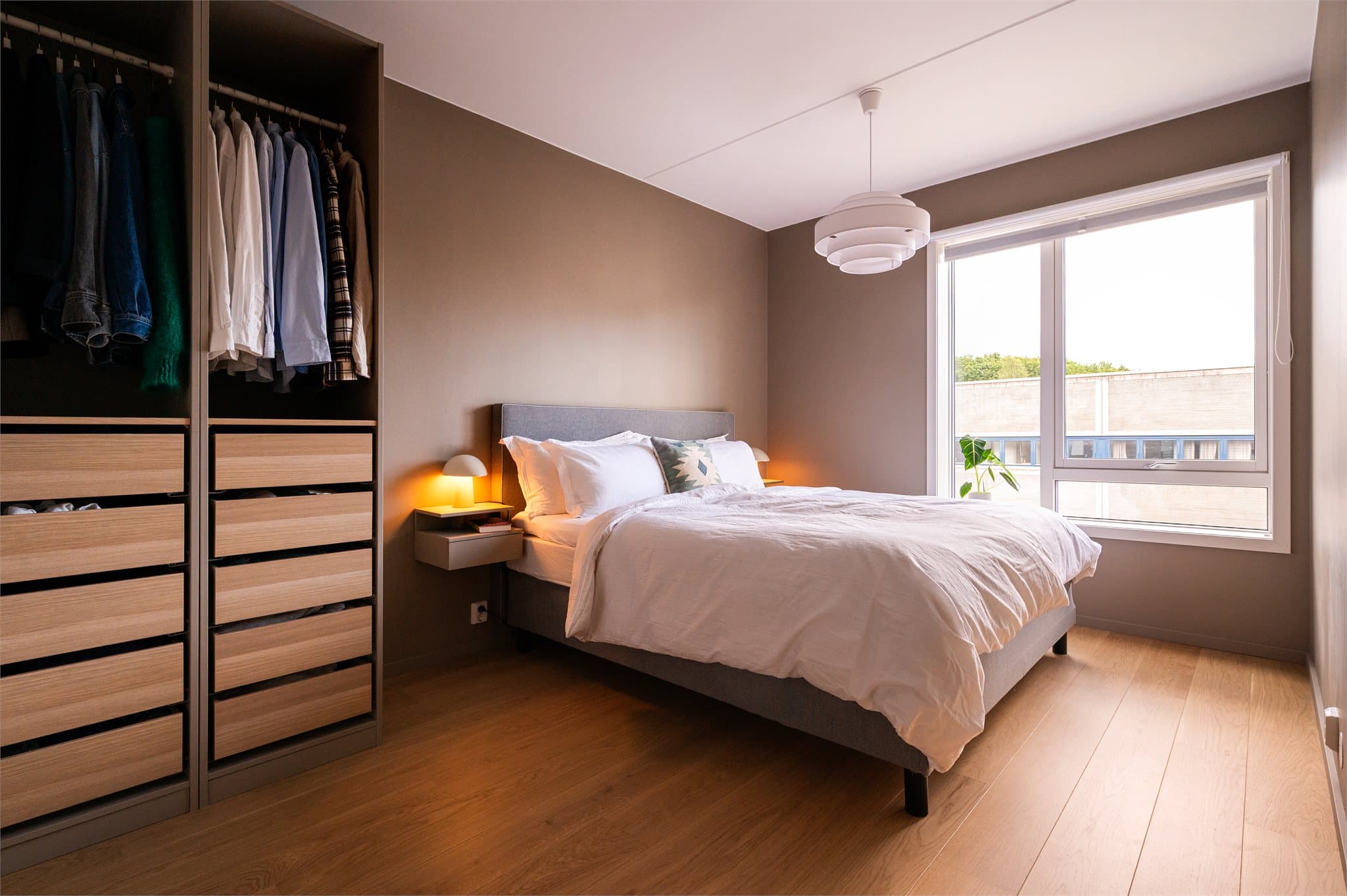 Hovedsoverom er av god størrelse med god plass til dobbeltseng og tilhørende nattbord på hver side.