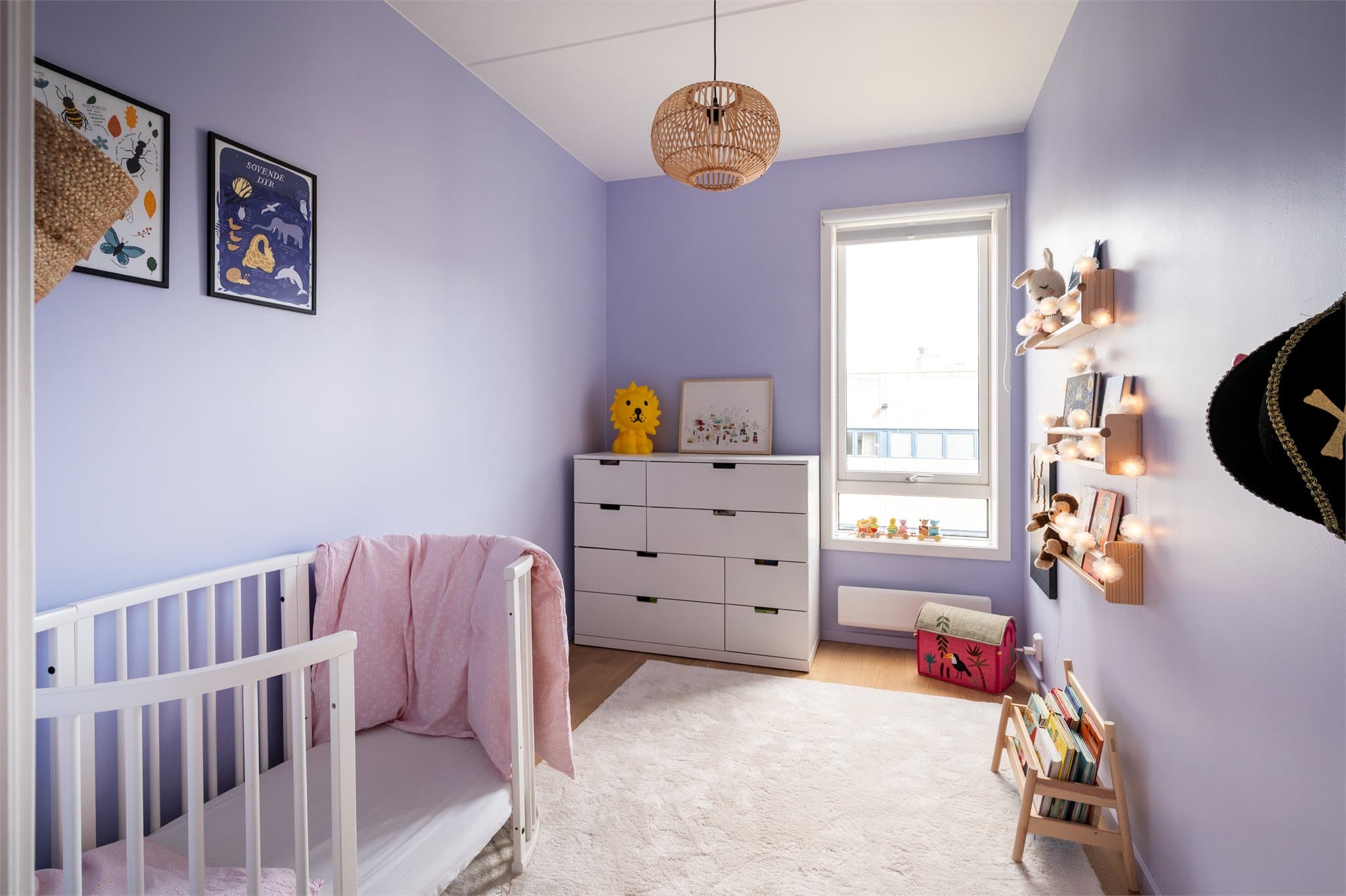 Boligens andre soverom er også av god størrelse.