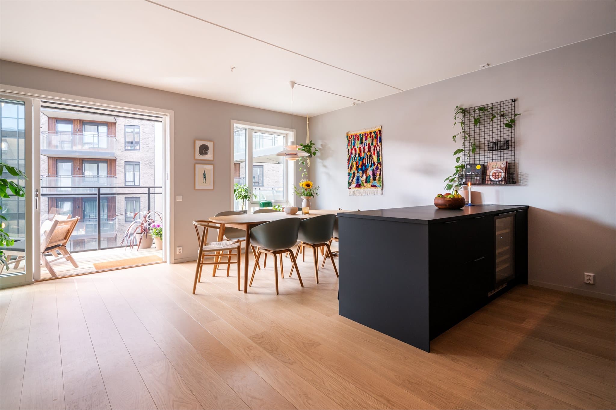 Åpen kjøkkenløsning med kjøkkenøy.