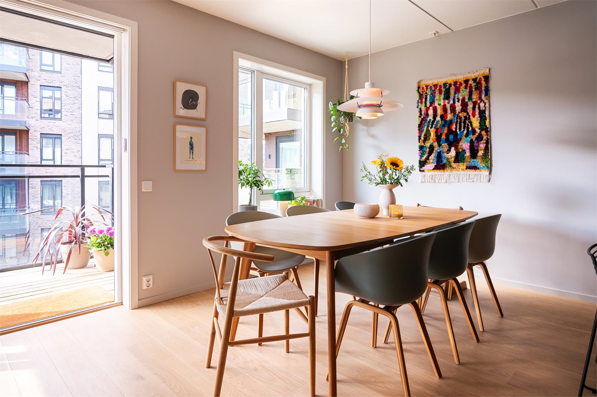 Her har man plass til et stort spisebord hvor man kan samle venner og familie til hyggelige sammenkomster.