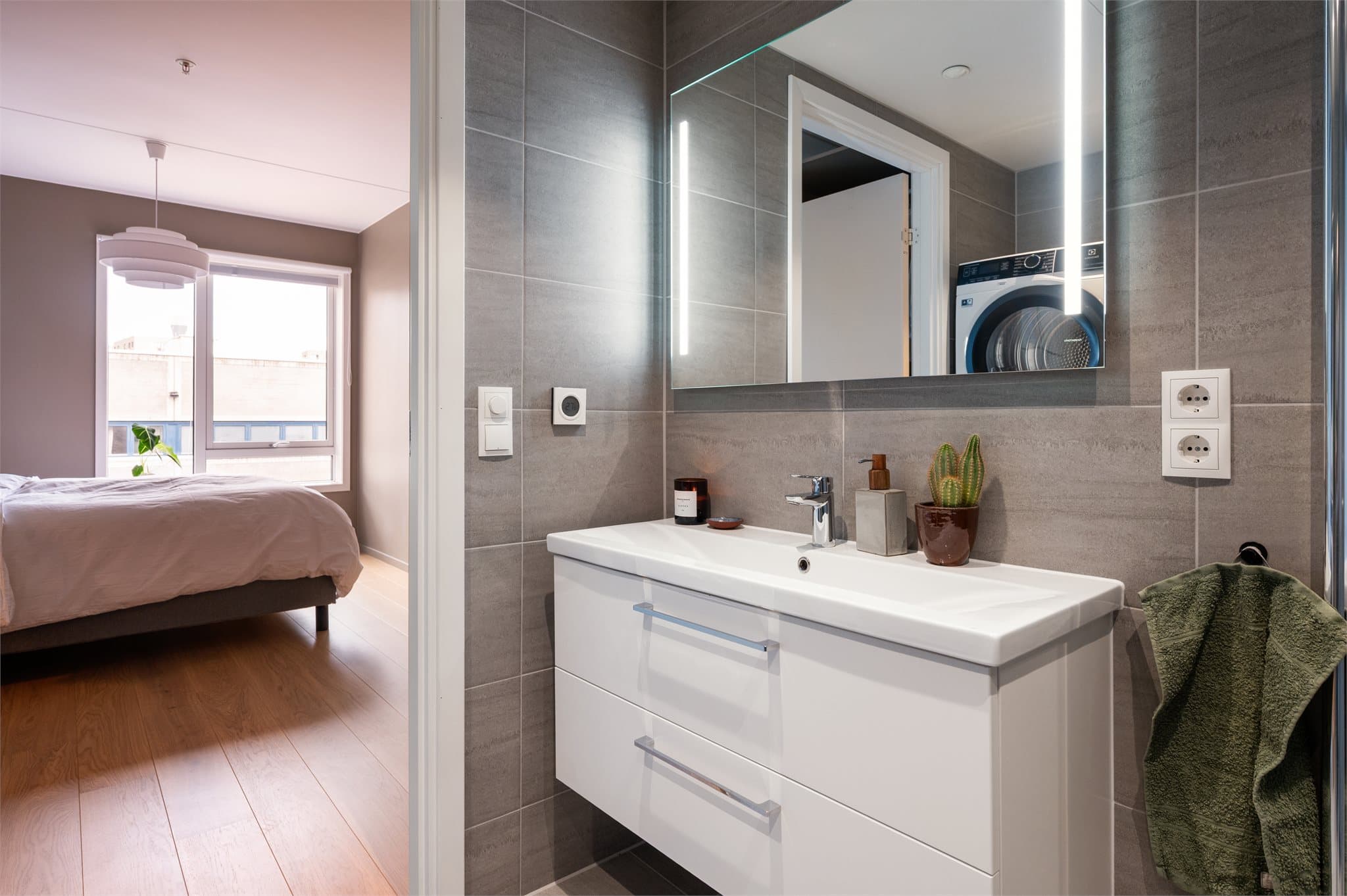 Stort baderom med direkte tilknytning til hovedsoverom.